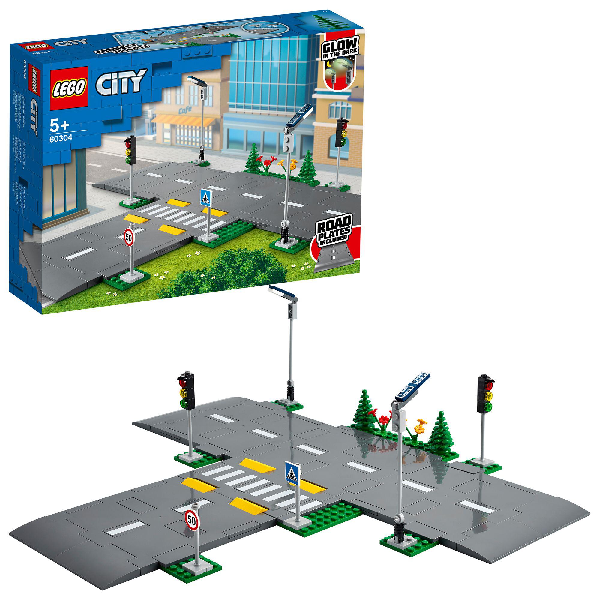 Lego city 60304 piattaforme stradali, set basi con lampioni fosforescenti, semafori giocattolo, cartelli e segnaletica, toys center - LEGO CITY, Lego