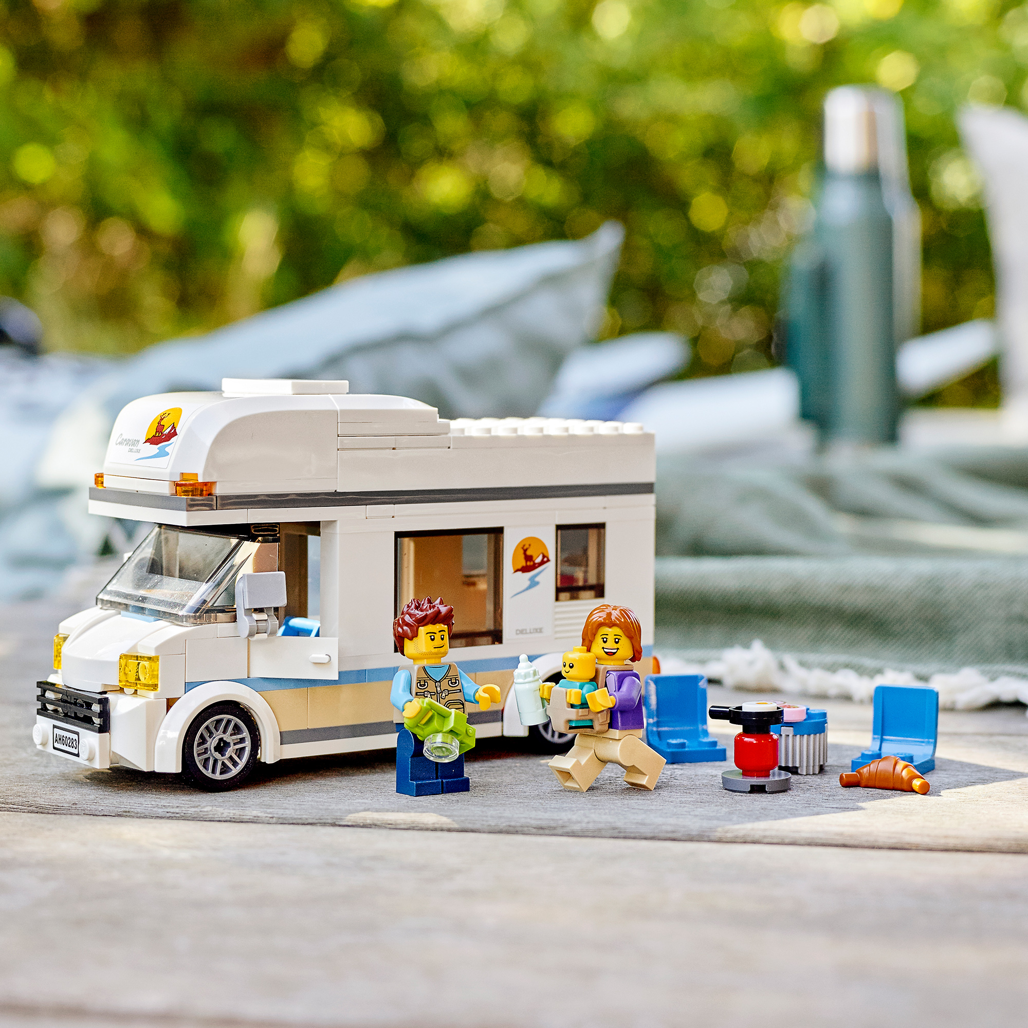 Lego city 60283 camper delle vacanze, set di costruzioni con roulotte giocattolo e minifigure, giochi per bambini, idee regalo - LEGO CITY, Lego