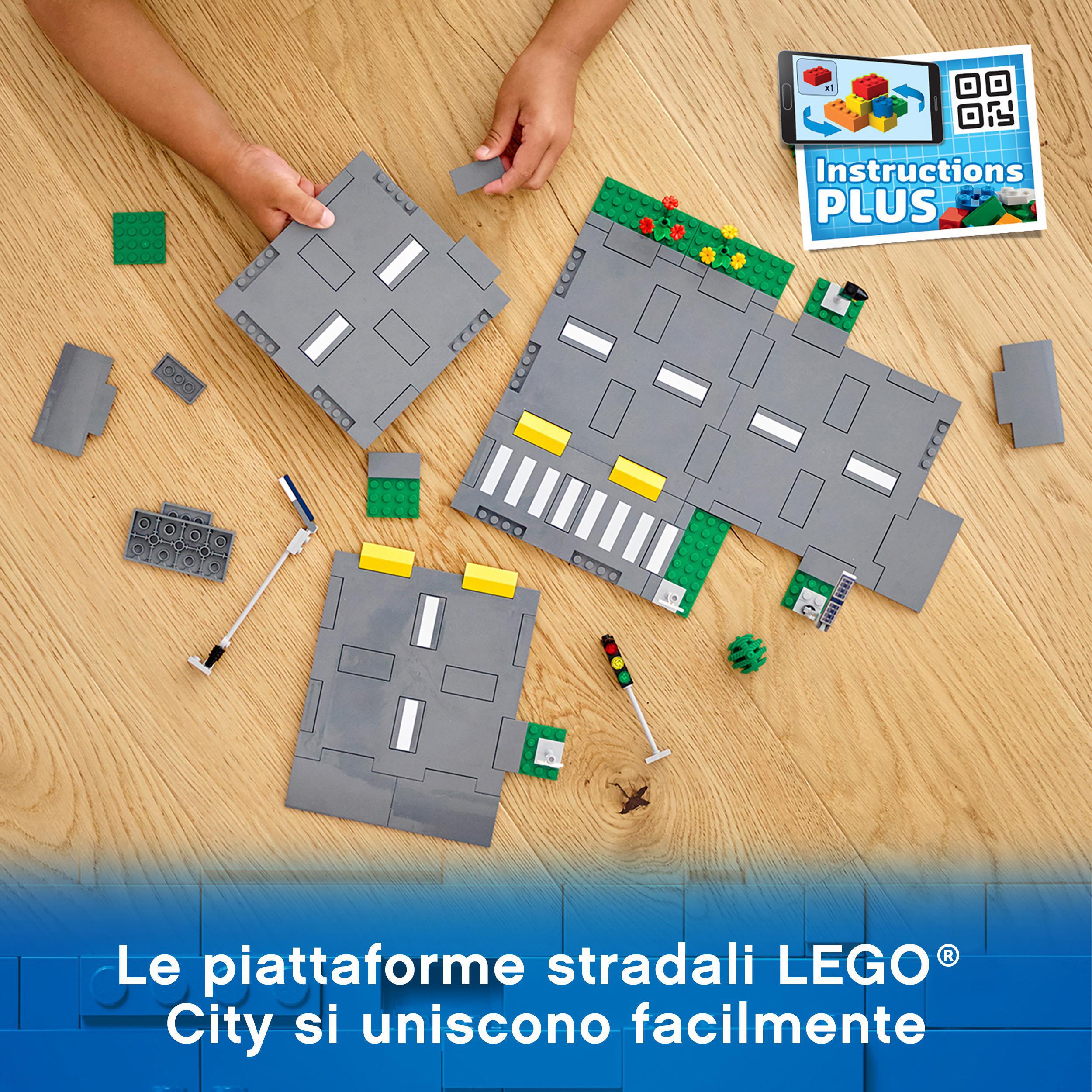 Lego city 60304 piattaforme stradali, set basi con lampioni fosforescenti, semafori giocattolo, cartelli e segnaletica, toys center - LEGO CITY, Lego