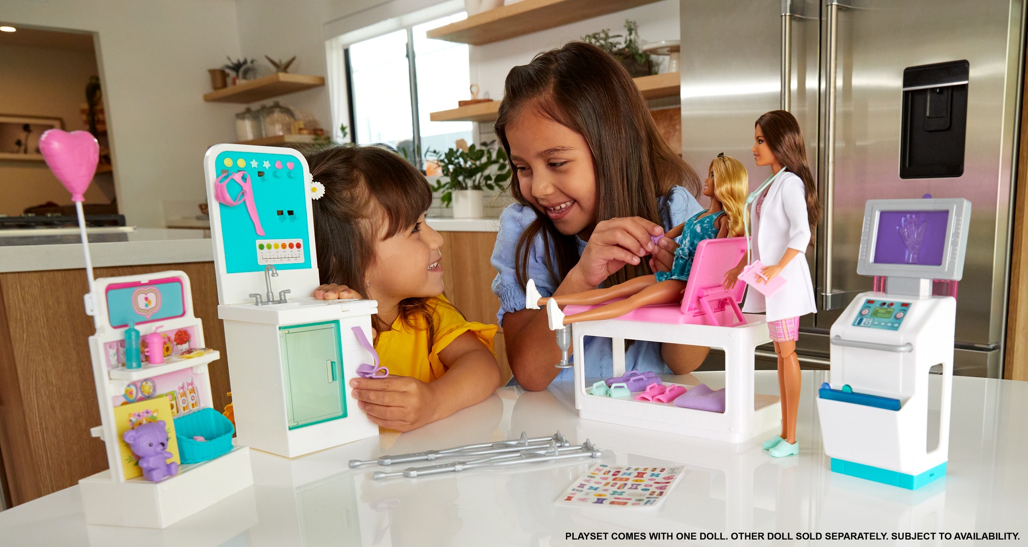 Barbie - Dottoressa Clinica di Pronto Soccorso, con capelli scuri, 4 aree  da gioco ed oltre 30 pezzi inclusi, per bambini 3+ anni - Toys Center