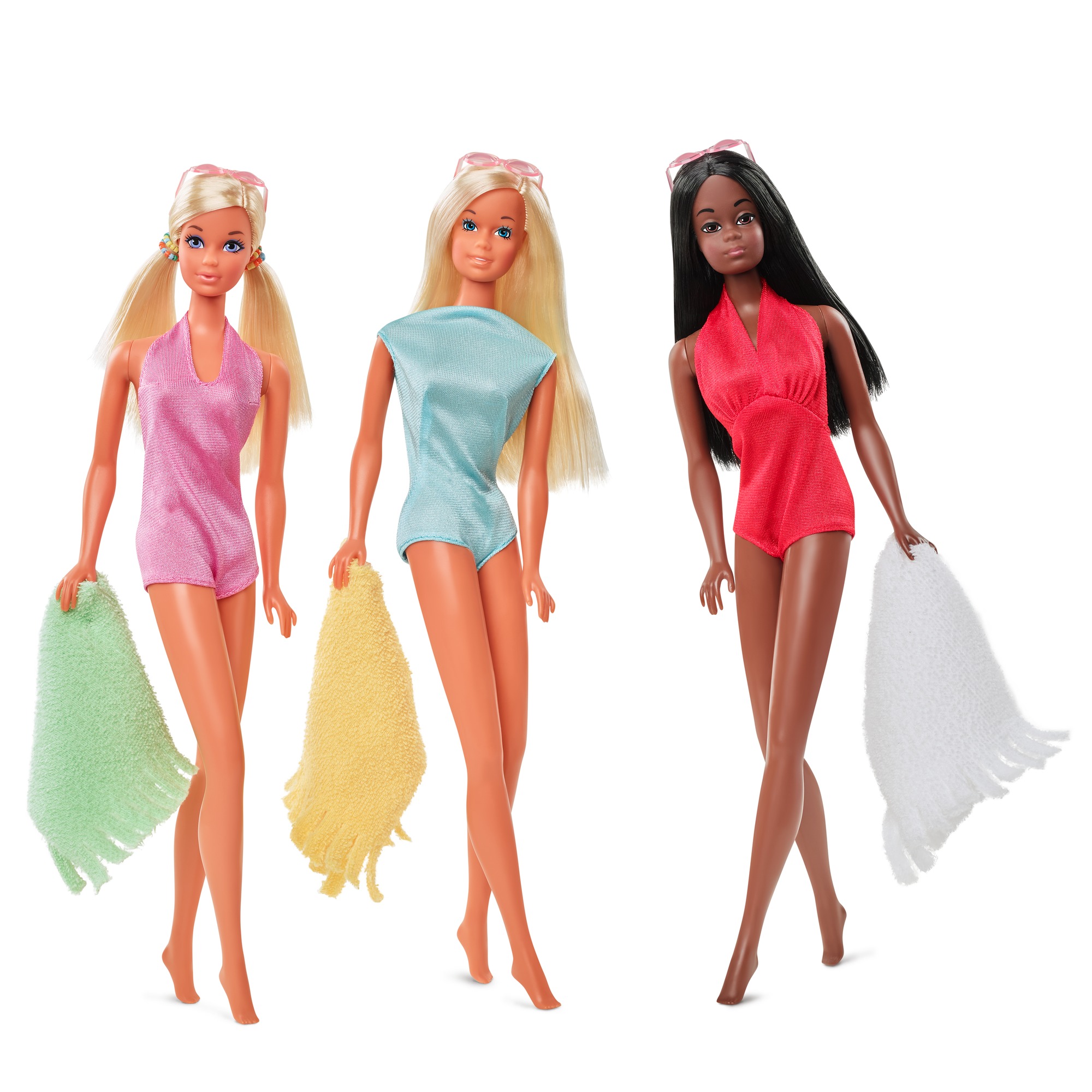 Barbie - malibu & friends, riproduzione vintage, set con barbie, pj e christie in costume da bagno - Barbie