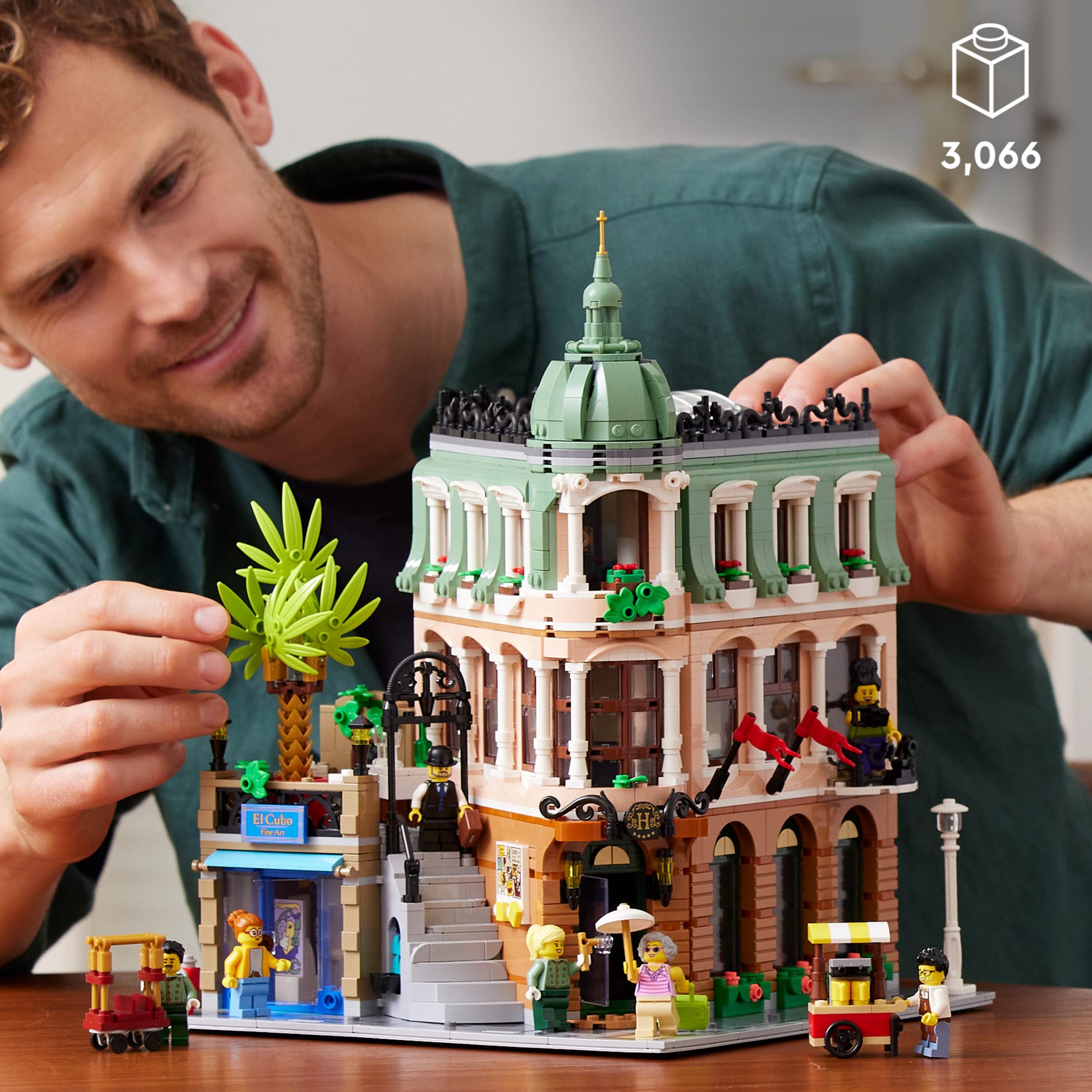 Lego 10297 boutique hotel, set modellini da costruire per adulti, edificio modulare da collezione con 7 minifigure - Lego