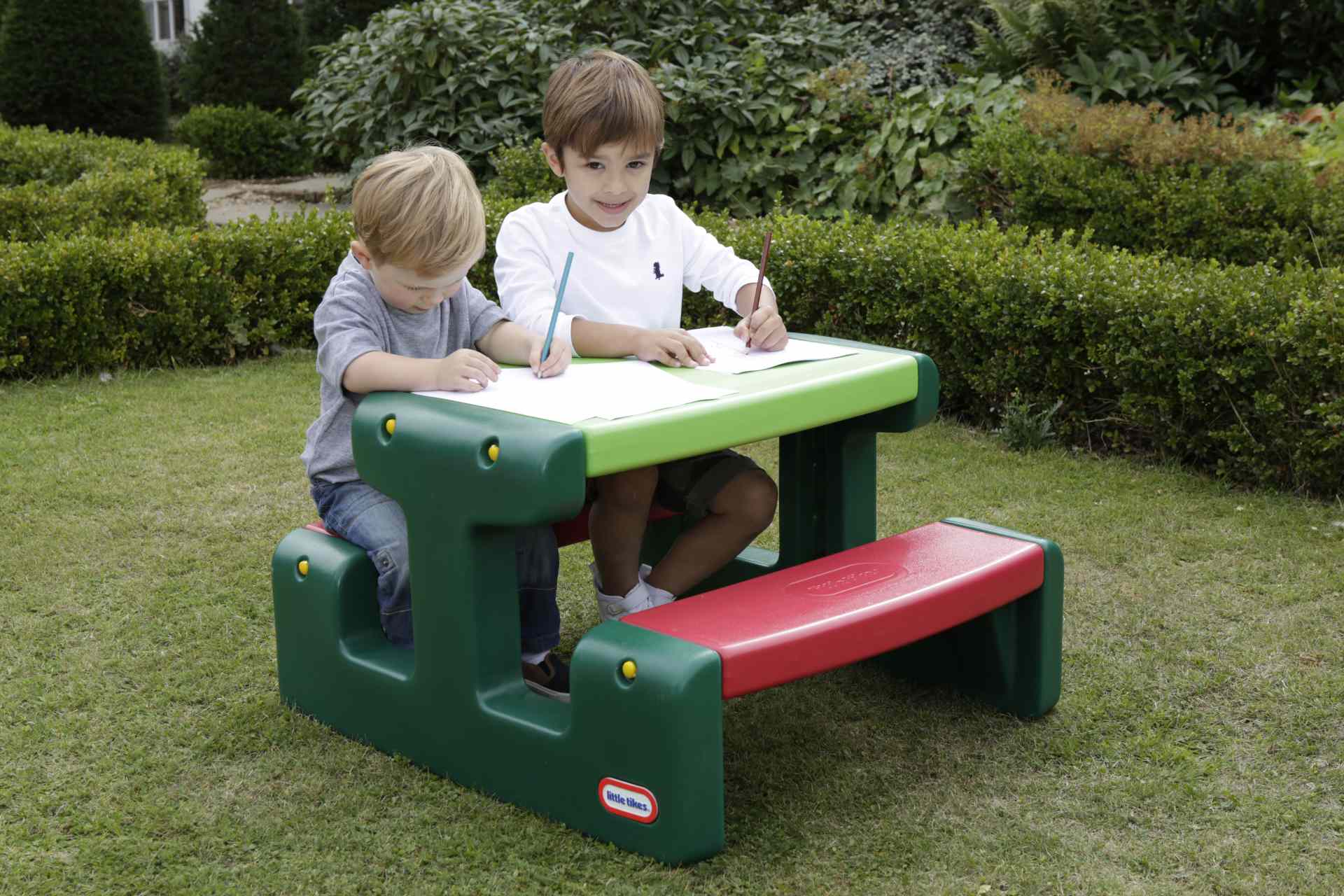 Little tikes tavolino da picnic junior per bambini - fino a 4 posti - per giocare, fare i compiti & costruire - LITTLE TIKES