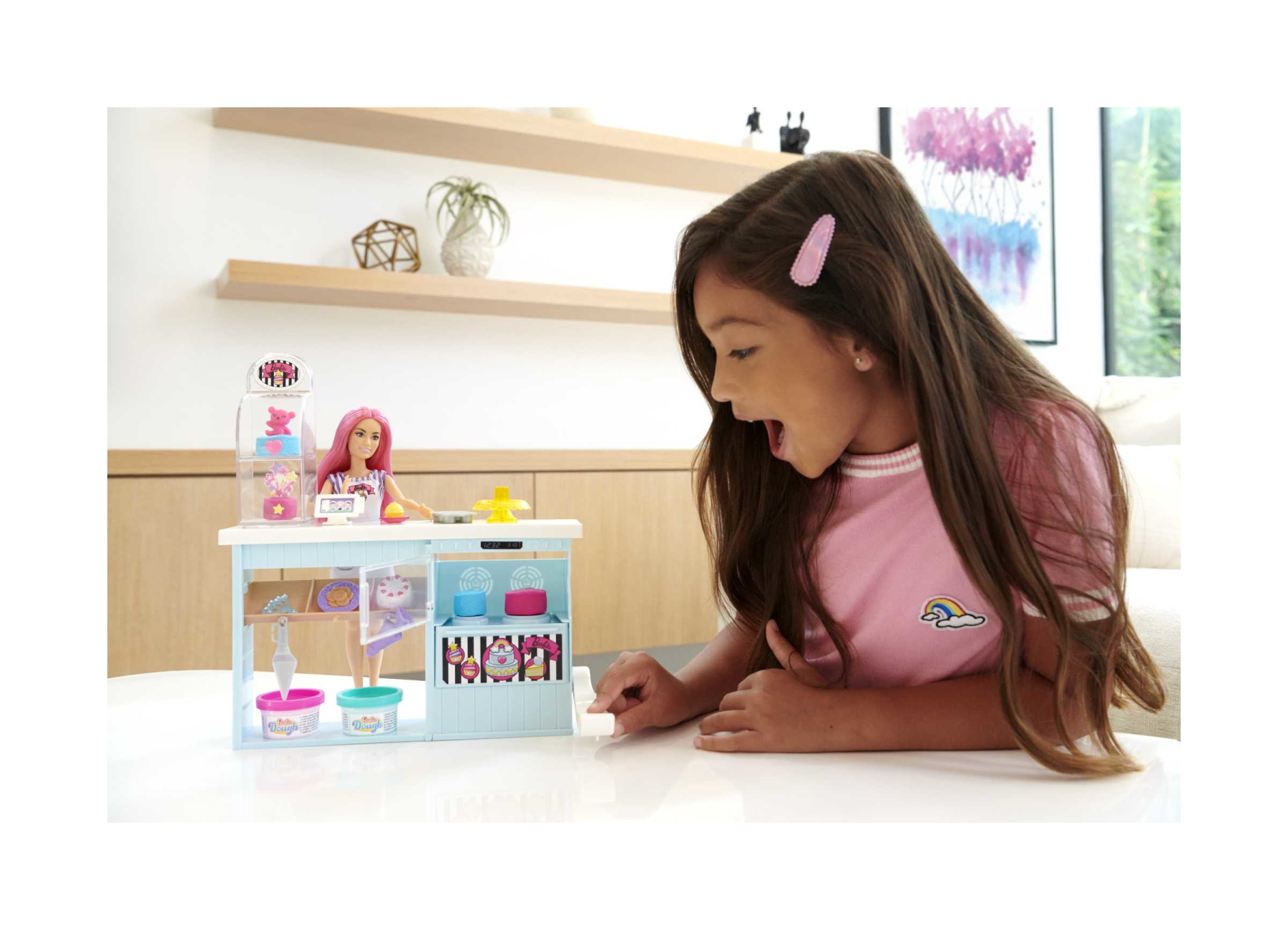 Barbie pasticceria playset con bambola petite capelli rosa, +20 pezzi realistici: 2 barattolini di pasta modellabile, decorazioni e altri accessori, giocattolo per bambini 3+ anni - Barbie
