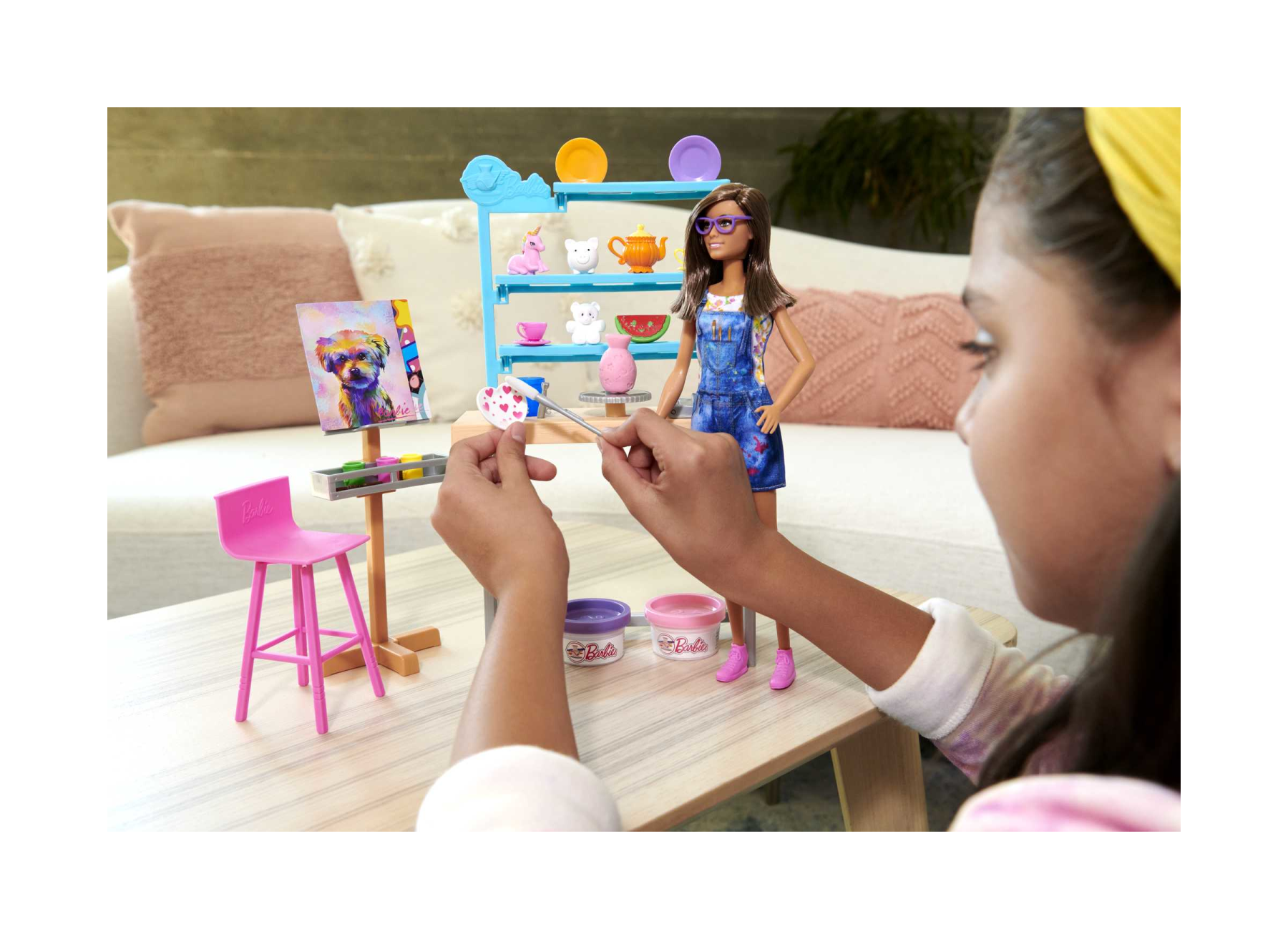 Barbie studio d'arte creatività e relax, bambola barbie, oltre 25 accessori per creare e dipingere, pasta da modellare, stampi, tele e altro ancora, giocattolo per bambini dai 3 ai 7 anni - Barbie