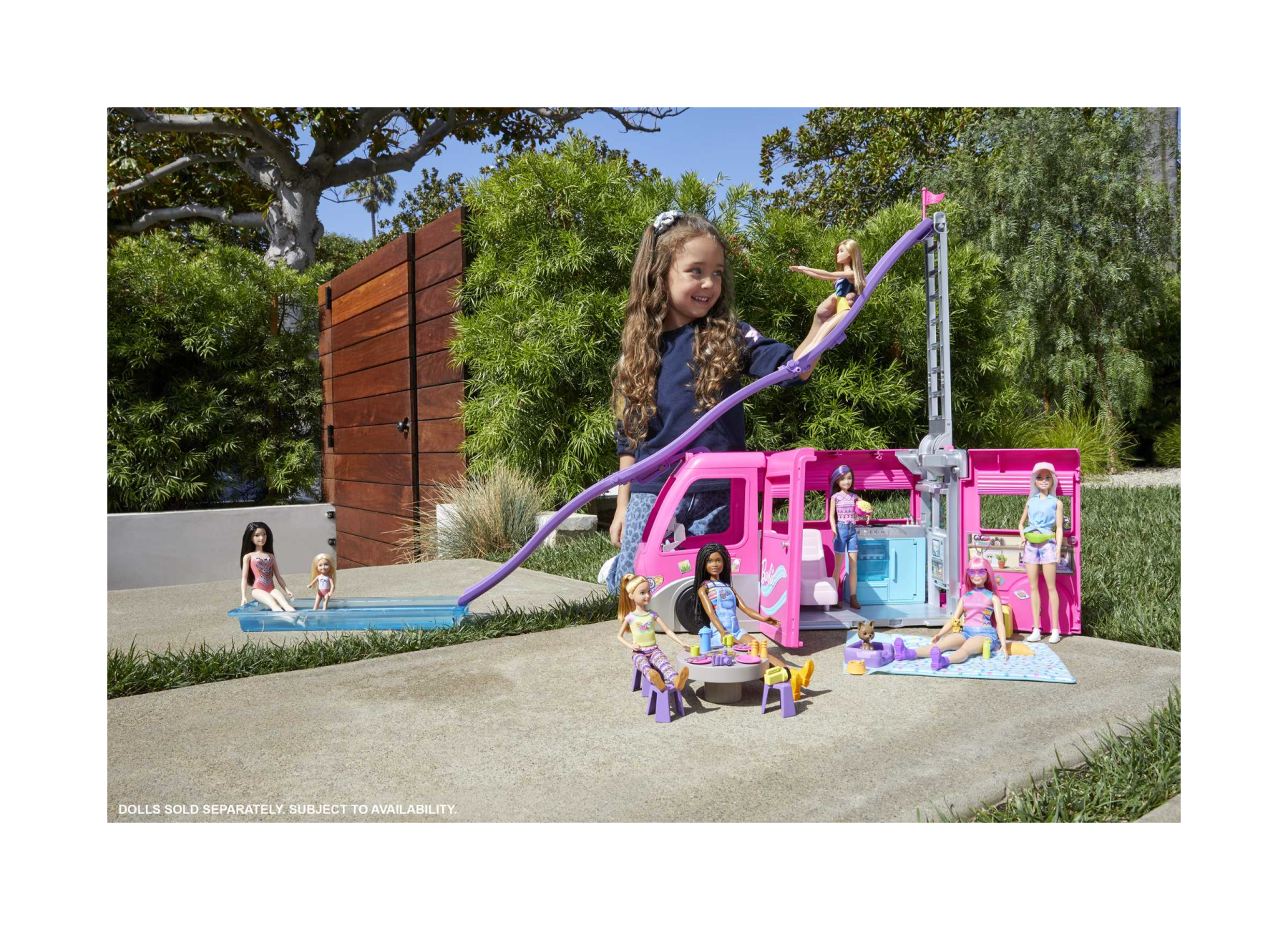 Barbie camper dei sogni playset con veicolo con ruote funzionanti, 7 aree gioco, piscina, scivolo e +60 accessori, giocattolo per bambini 3+ anni - Barbie