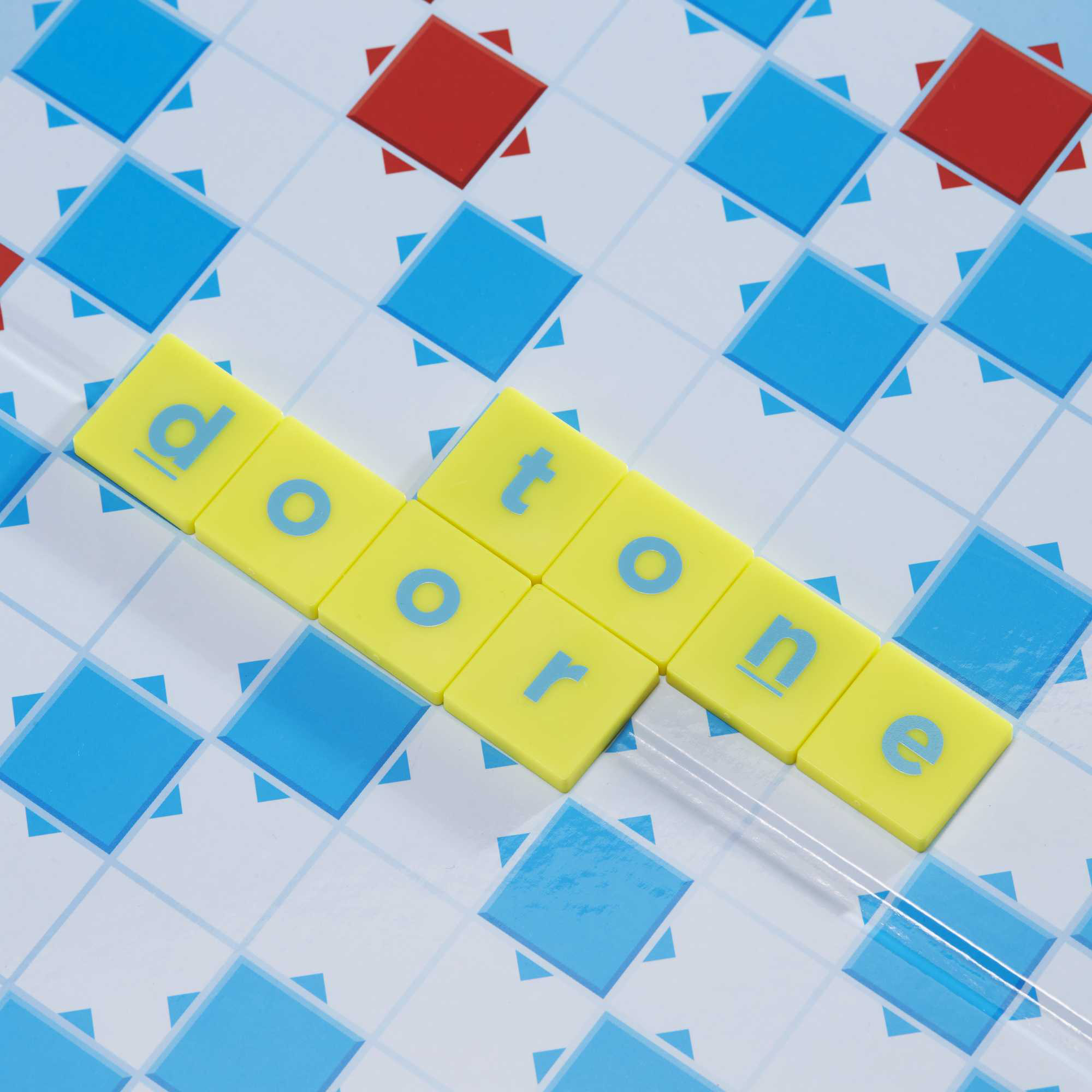 Mattel games - scrabble junior disney, il gioco da tavolo delle parole crociate con immagini dei personaggi disney, per bambini 6+ anni, hfk22 - MATTEL GAMES
