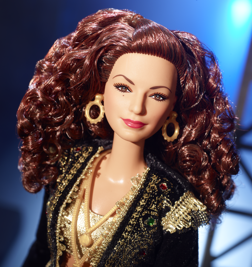 Barbie -  bambola gloria estefan signature doll con abito in oro e nero, include microfono ed accessori, per collezionisti e bambini 6+ anni - Barbie