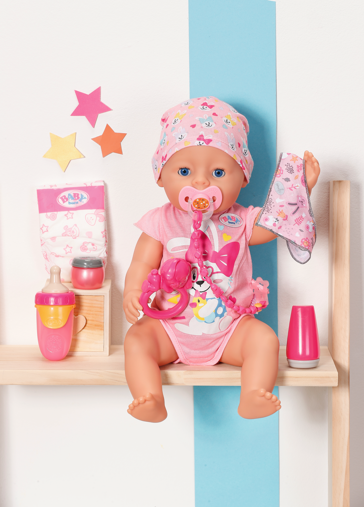 Baby born starter set - include ciuccio magic eyes e catenella per ciuccio, pannolino, anello giocattolo, borotalc, tubetto di crema, bottiglia e fazzoletto da collo - 