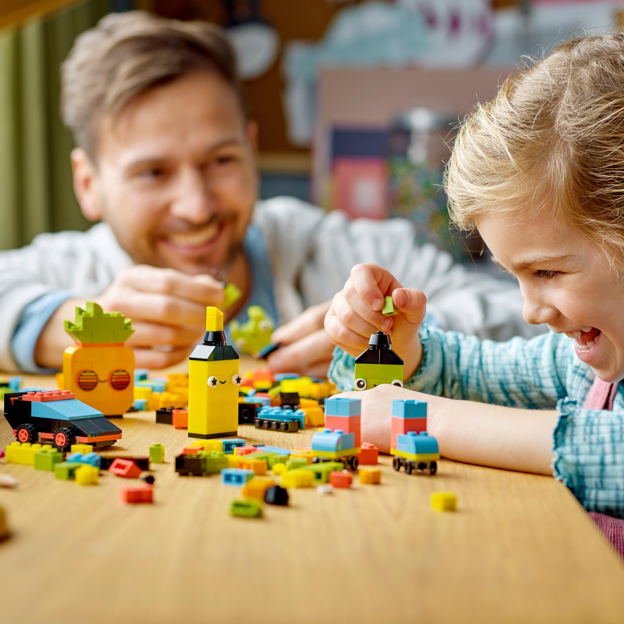 Lego classic 11027 divertimento creativo - neon, costruzioni in mattoncini  con macchina giocattolo, giochi per bambini 5+ - Toys Center