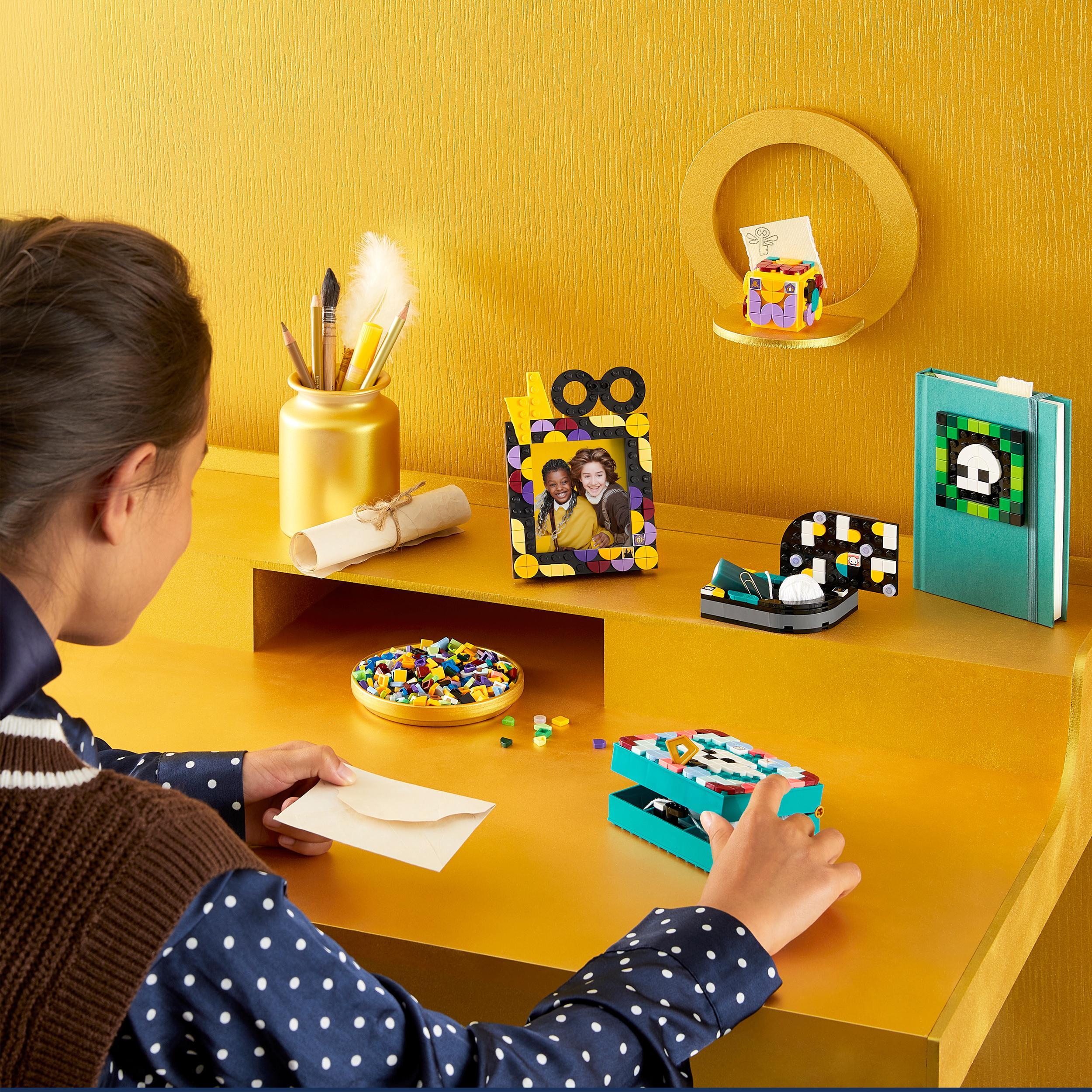 Lego dots 41811 kit da scrivania di hogwarts, accessori scrivania di harry potter con 2 portagioie, portafoto e toppa adesiva - DOTS, LEGO® Harry Potter™