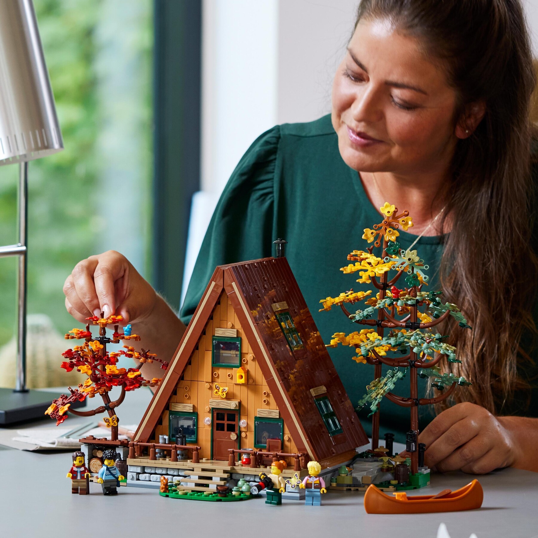 Lego ideas 21338 baita, kit modellino casa da costruire per adulti con 4 minifigure personalizzabili e di animali selvatici - LEGO IDEAS