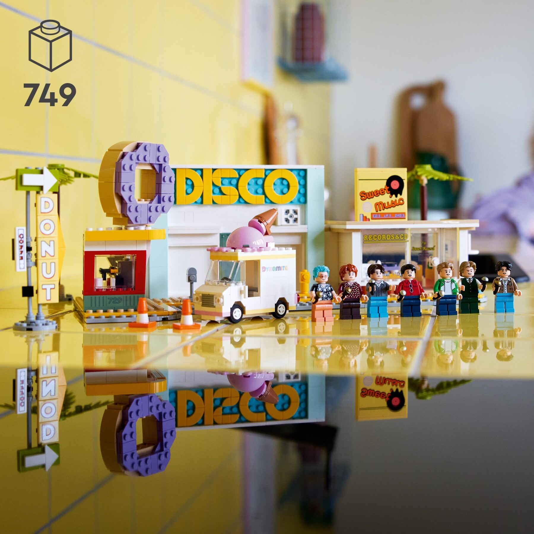Lego ideas 21339 bts dynamite, set con 7 minifigure della famosa band k-pop, merchandise da collezione, idea regalo per i fan - LEGO IDEAS