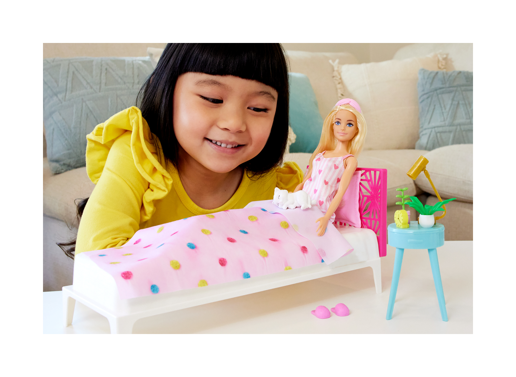 Barbie - set camera da letto di barbie, include una bambola in pigiama rosa e pantofole, un gattino, letto, specchiera e comodino, 20+ accessori a tema, 3+ anni, hpt55 - Barbie