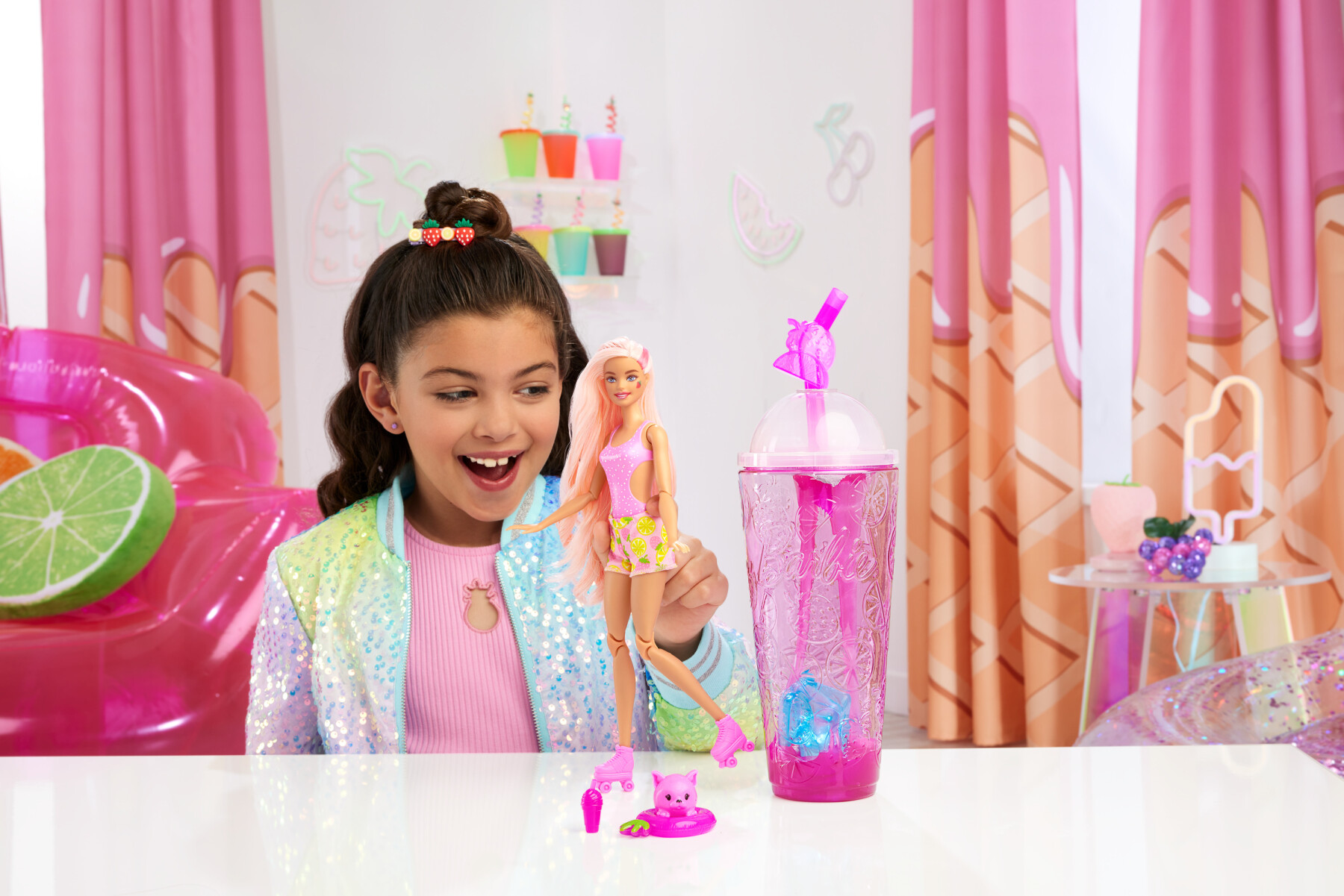 ​barbie pop! reveal serie frutta bambola, tema limonata di fragole con 8 sorprese tra cui cucciolo e accessori slim - Barbie