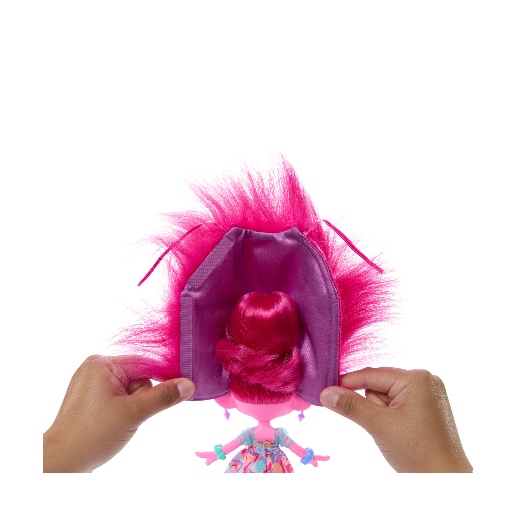 Dreamworks trolls tutti insieme - regina poppy magiche acconciature, bambola con capelli di peluche trasformabili, abiti e 15+ accessori, look ispirato al film, 3+ anni, hnf16 - Trolls