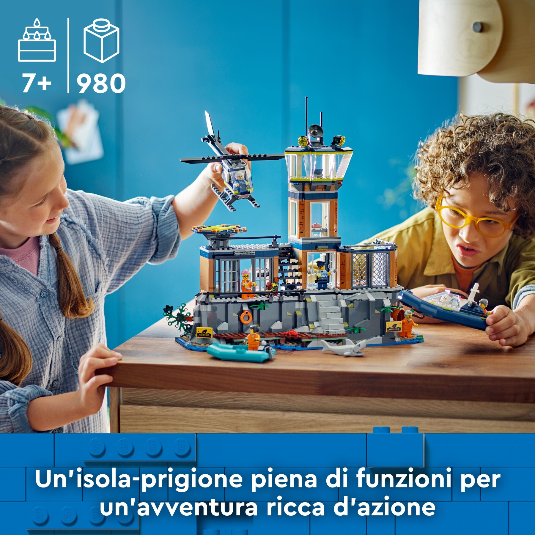 Lego city 60419 prigione sull’isola della polizia, giocattolo ricco di funzioni con elicottero, barca, gommone e 7 minifigure - LEGO CITY