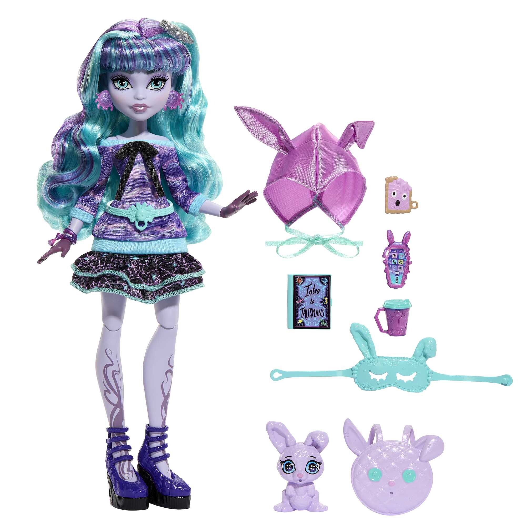 Monster high - twyla creepover party, bambola con outifit dettagliato e accessori per il pigiama party, cucciolo coniglietto dustin incluso - 
