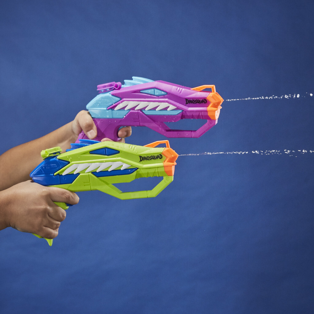 Nerf super soaker - dinosquad, 2 raptor-surge, include 2 soaker con design a forma di dinosauro - NERF