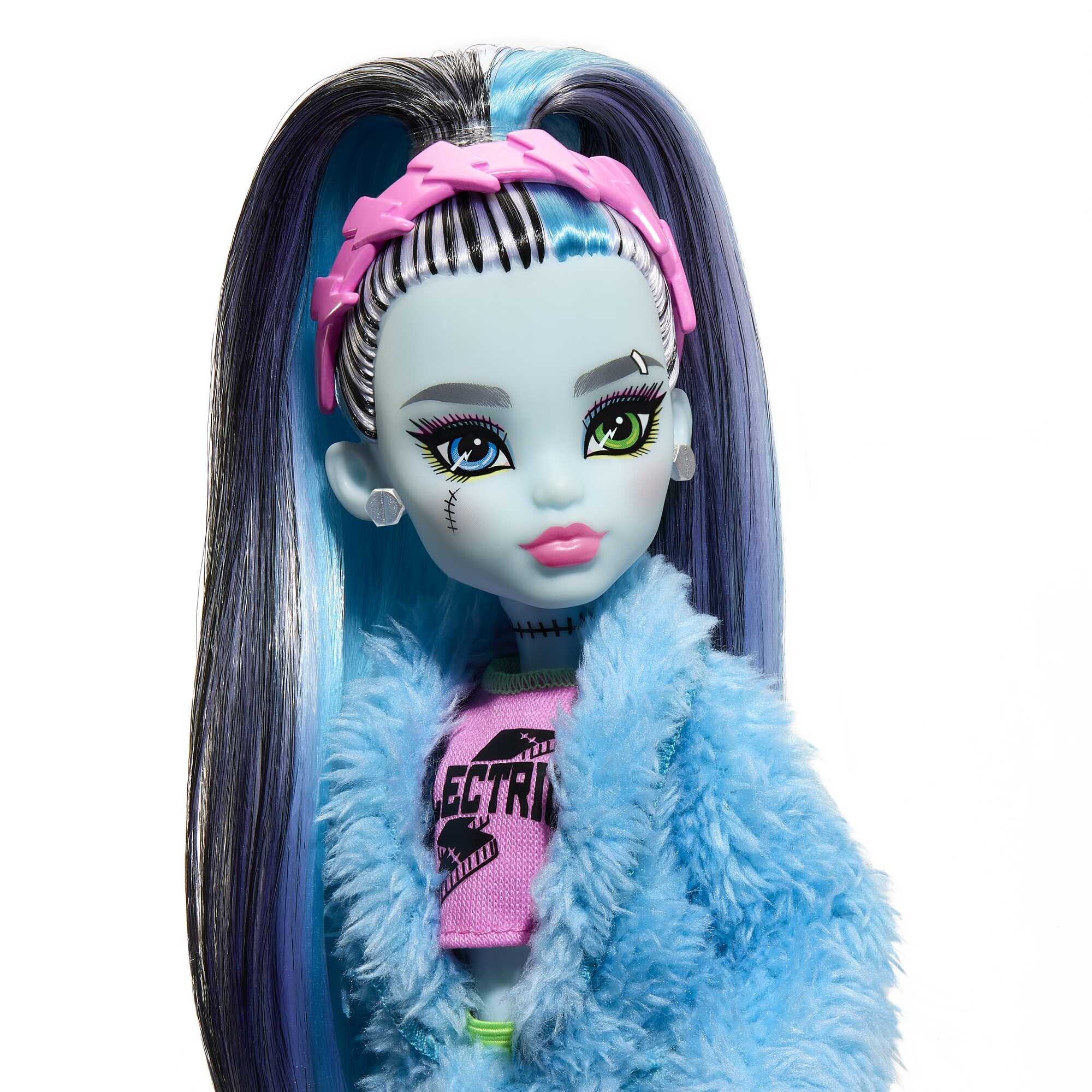Monster high - frankie stein creepover party, bambola con outfit dettagliato e accessori per il pigiama party, cucciolo watzie incluso - Monster High