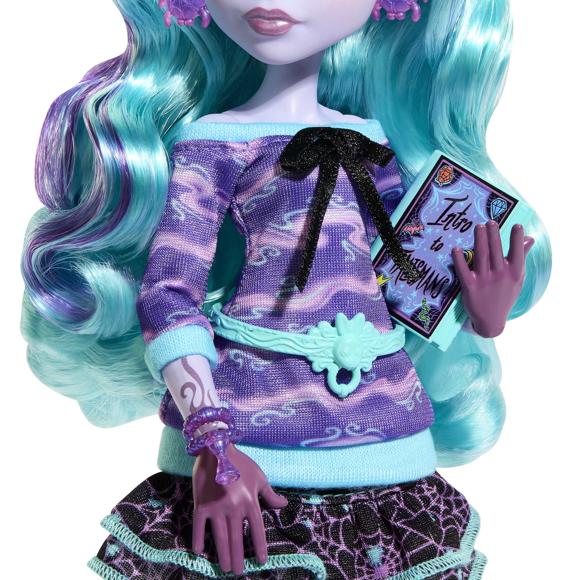 Monster high - twyla creepover party, bambola con outifit dettagliato e accessori per il pigiama party, cucciolo coniglietto dustin incluso - Monster High