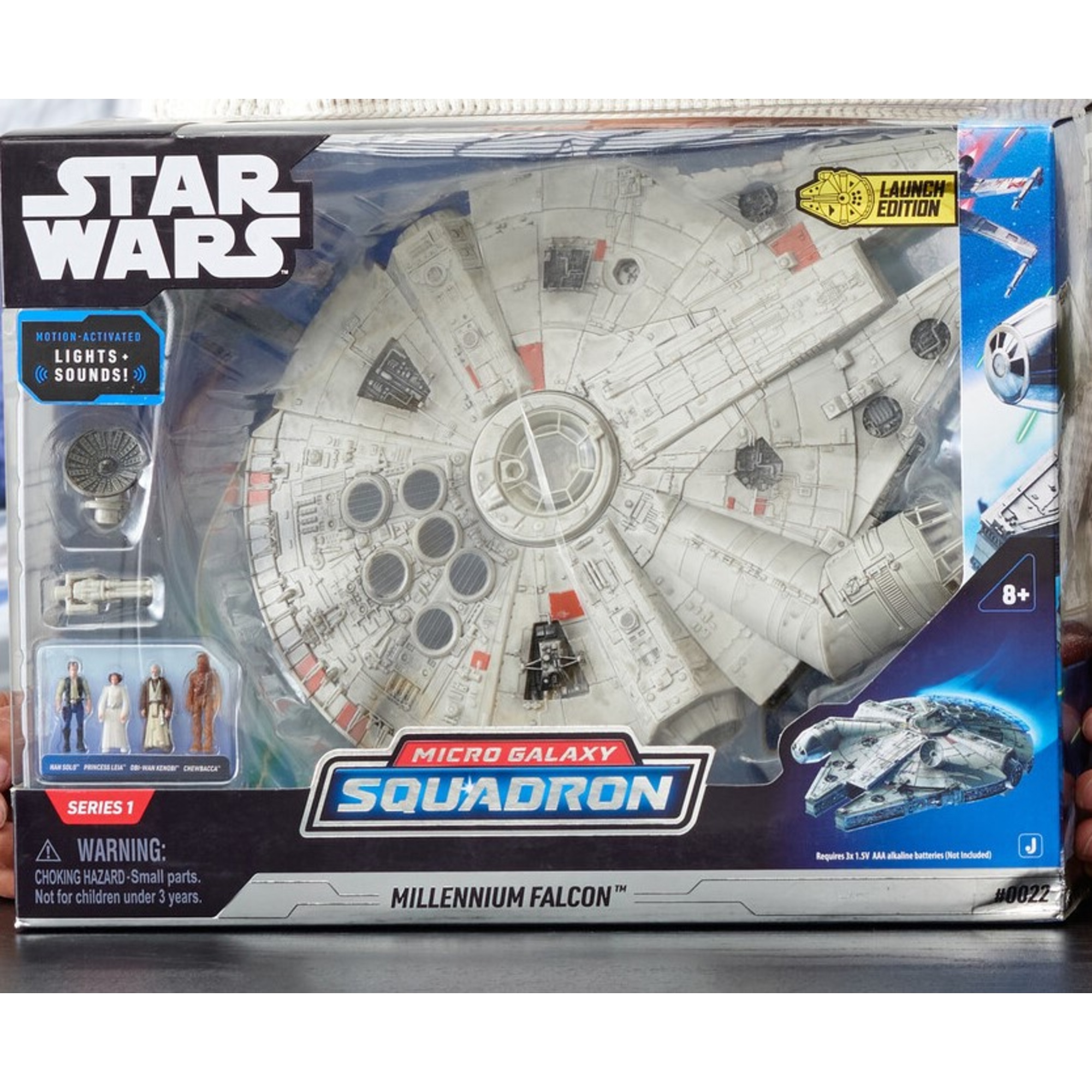 Veicolo millennium falcon con luci e suoni attivati con movimento. include 4 personaggi - Star Wars