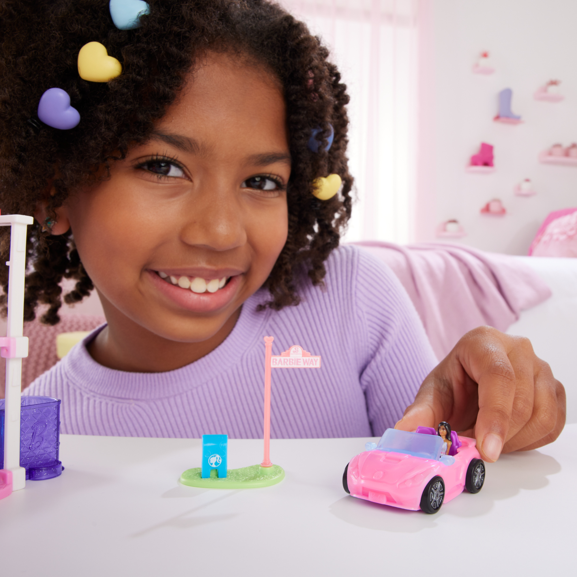 Mini barbieland - auto cabrio decappottabile - set con mini veicolo e bambola con sorpresa cambia colore in acqua - Barbie