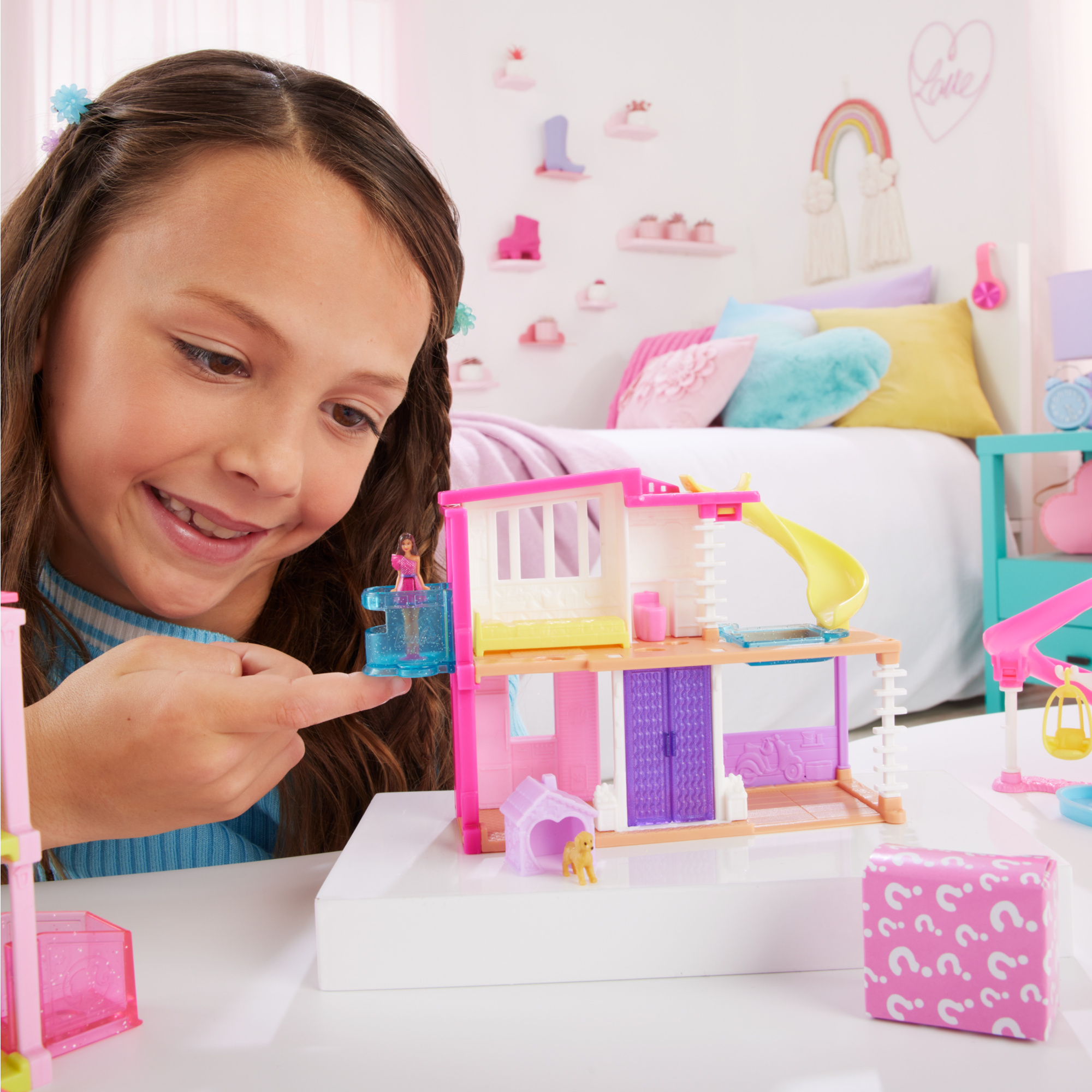 Mini barbieland - casa dei sogni 3 - playset con bambola barbie a sorpresa, mobili e accessori inclusi - Barbie