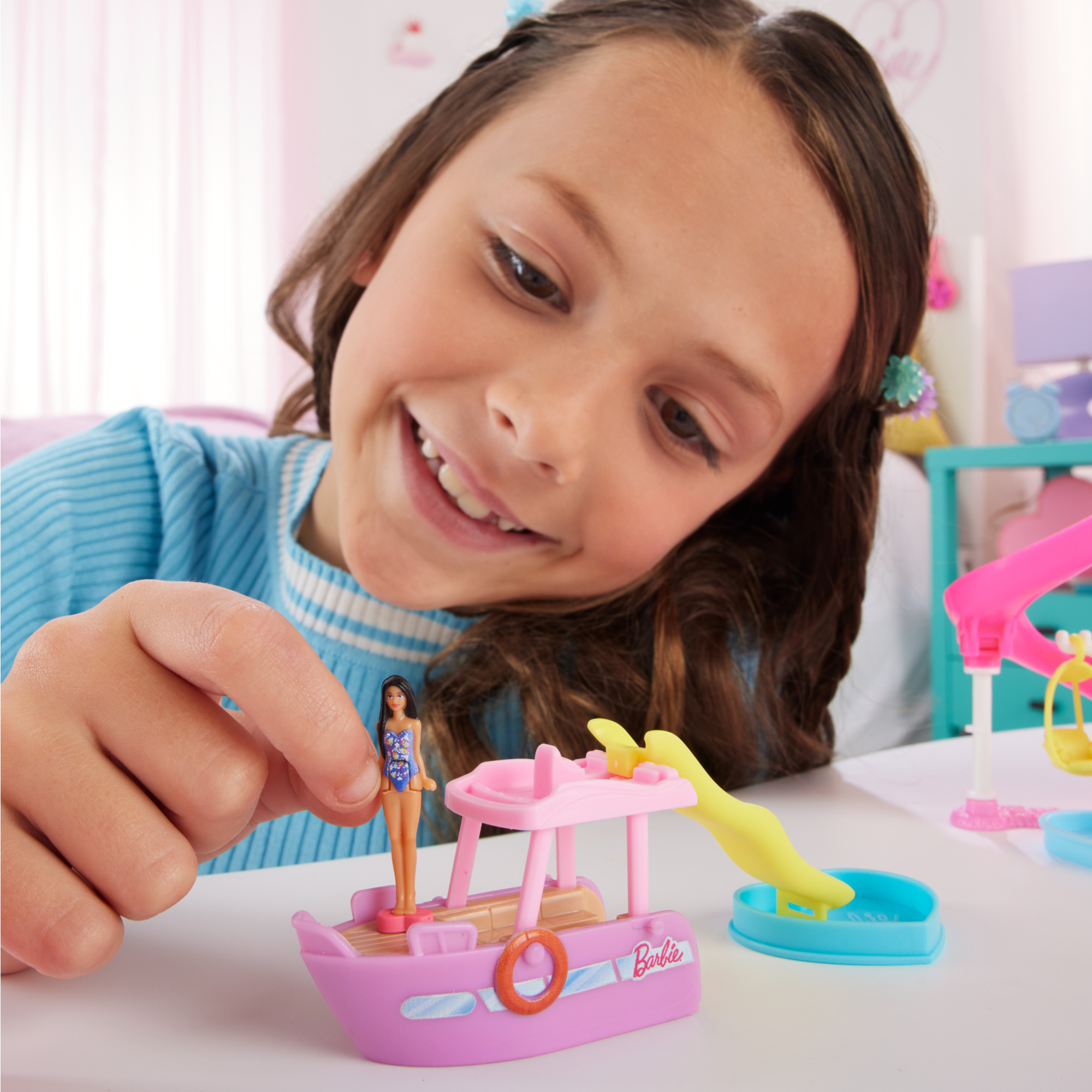 Mini barbieland - barca dei sogni - set con mini veicolo e bambola con sorpresa cambia colore in acqua - Barbie