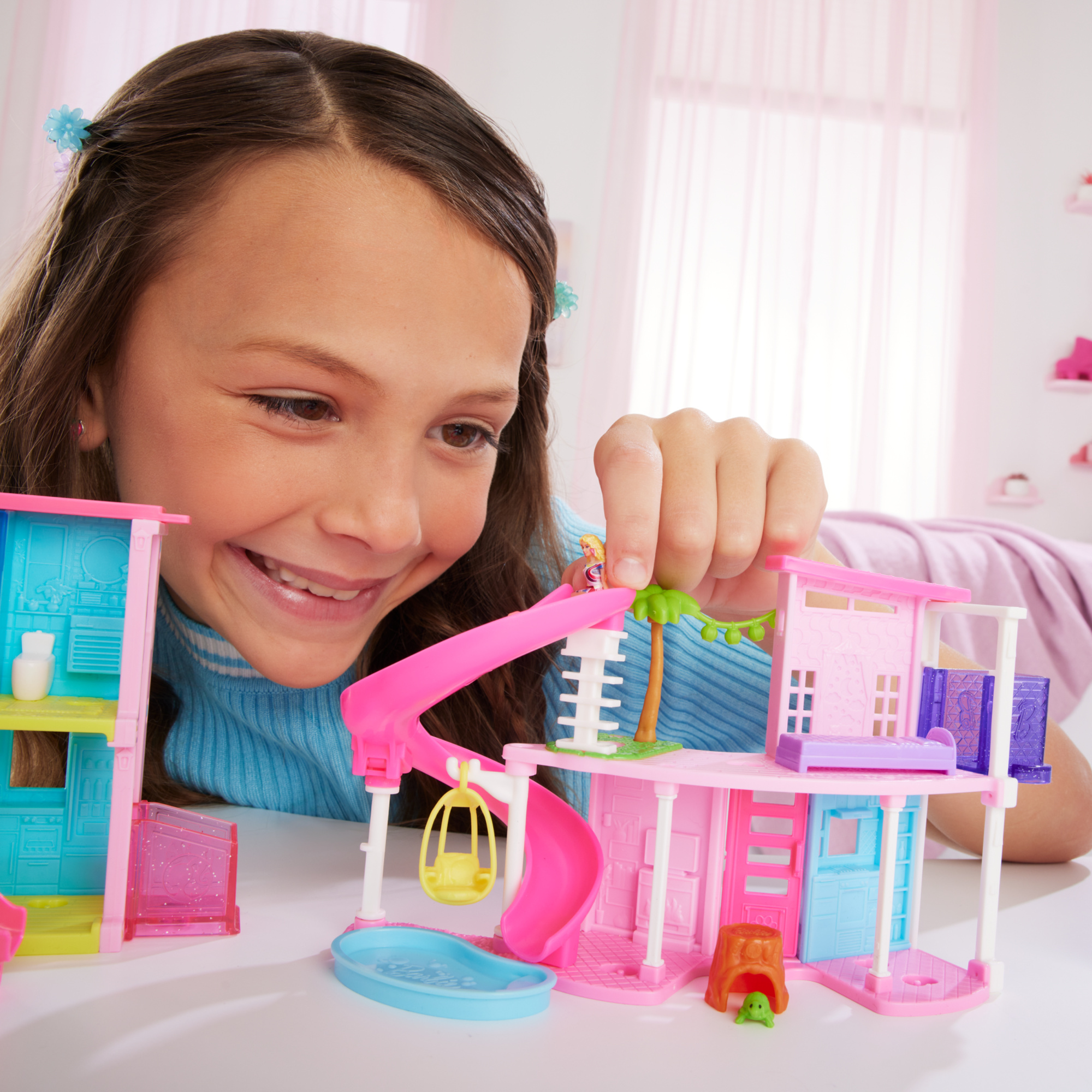 Mini barbieland - casa dei sogni 1 - playset con bambola barbie a sorpresa, mobili e accessori inclusi - Barbie