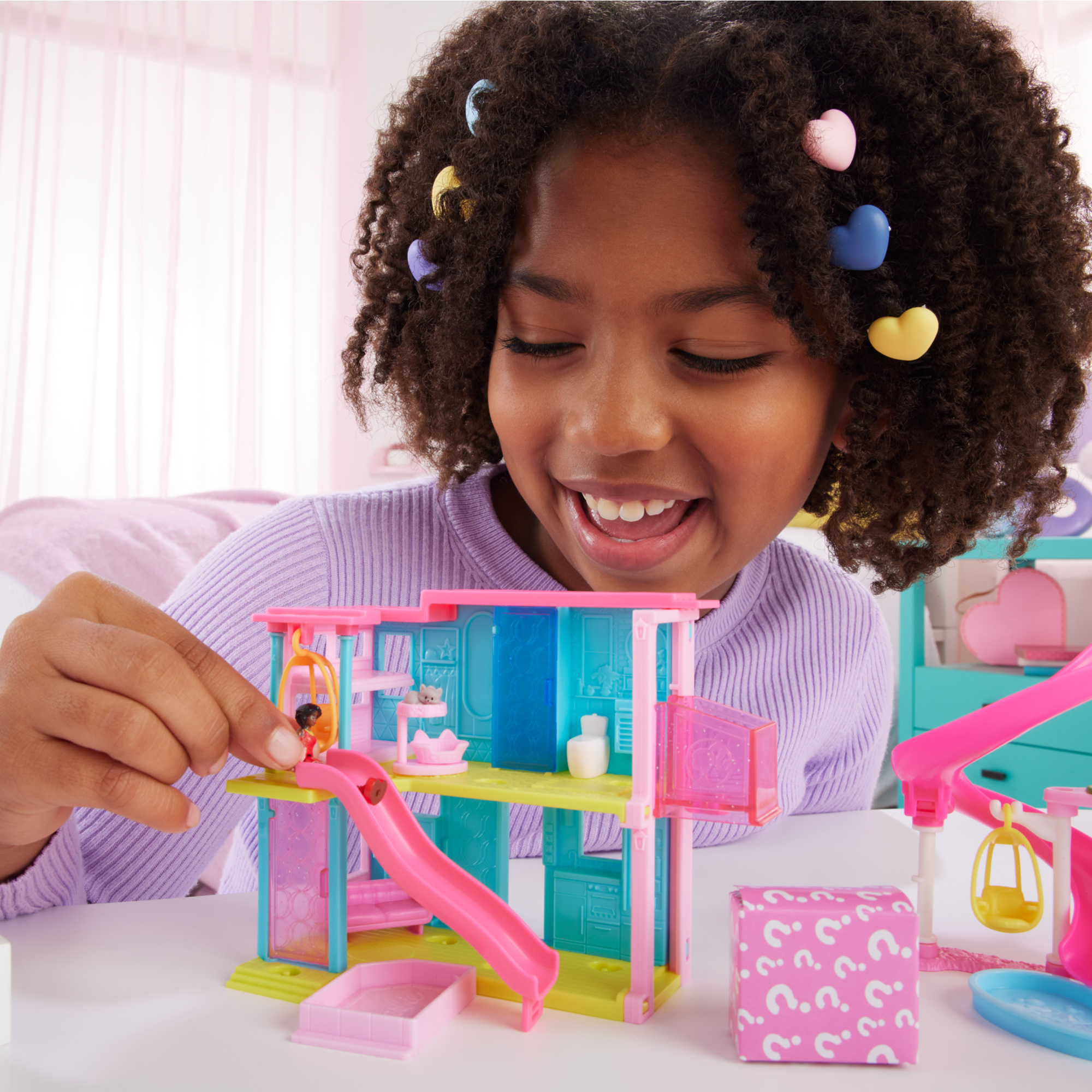 Mini barbieland - casa dei sogni 2 - playset con bambola barbie a sorpresa, mobili e accessori inclusi - Barbie