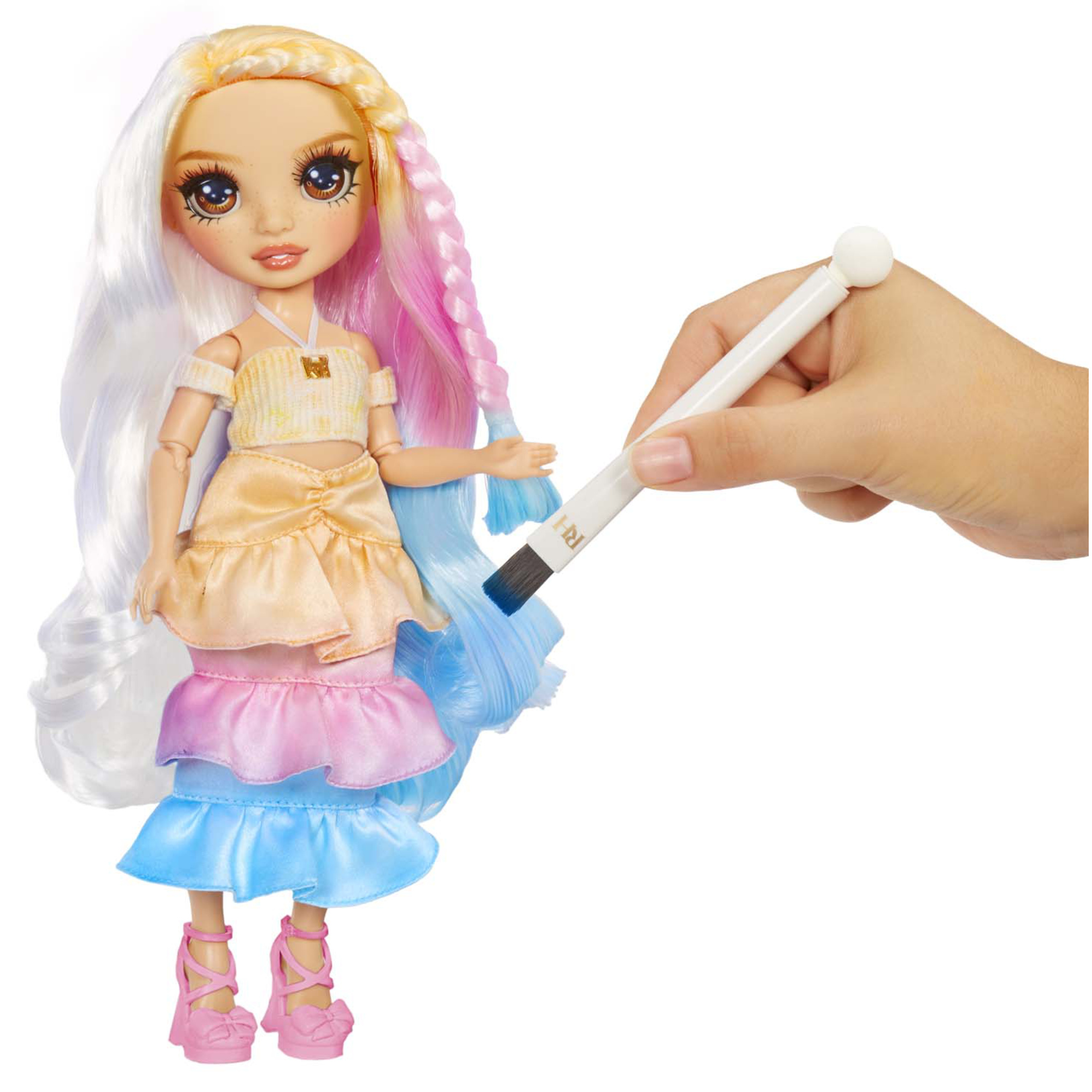 Rainbow high watercolour & create diy fashion doll con acquerelli lavabili e kit tie-dye - occhi marroni, capelli ricci, top e scarpe extra - Rainbow High