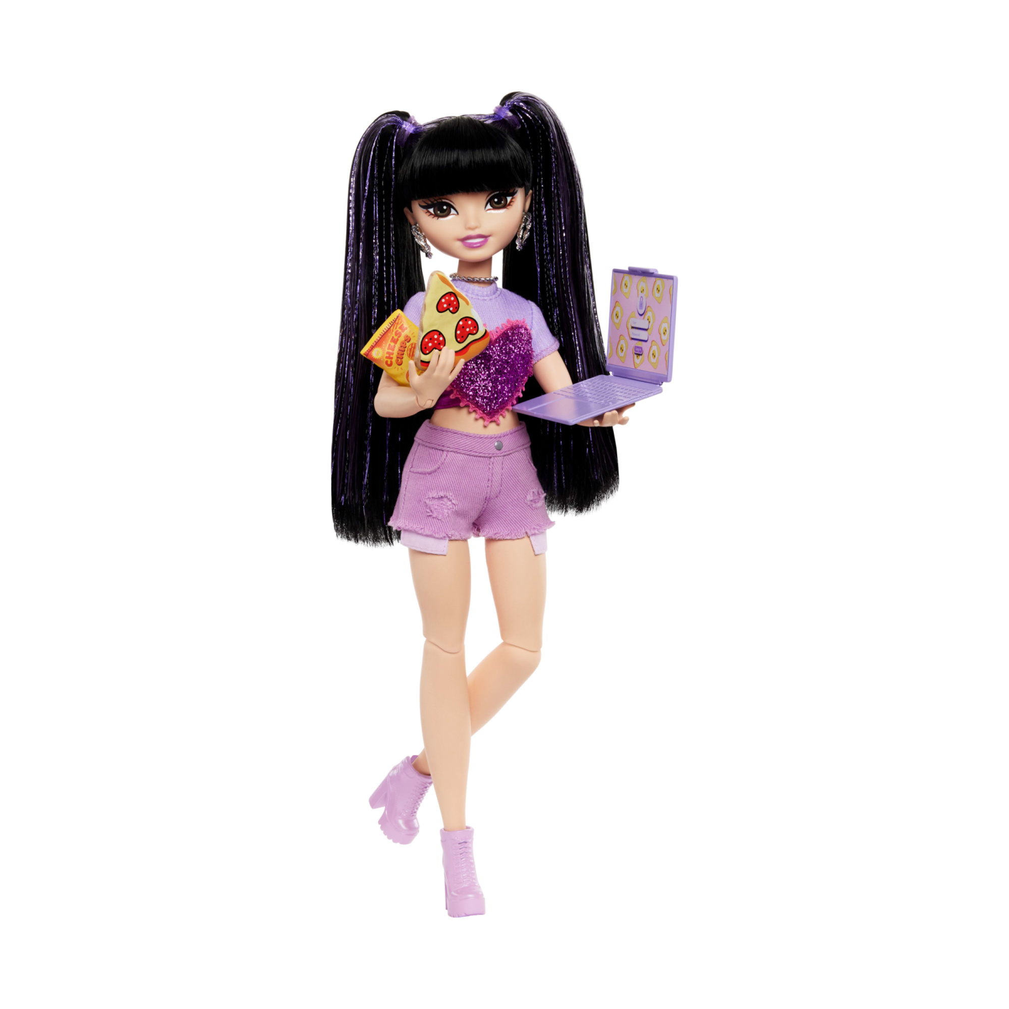 Barbie dream besties - renee, bambola alla moda con capelli neri e ciocche viola , 11 accessori a tema vlog di cucina e viaggi inclusi - Barbie