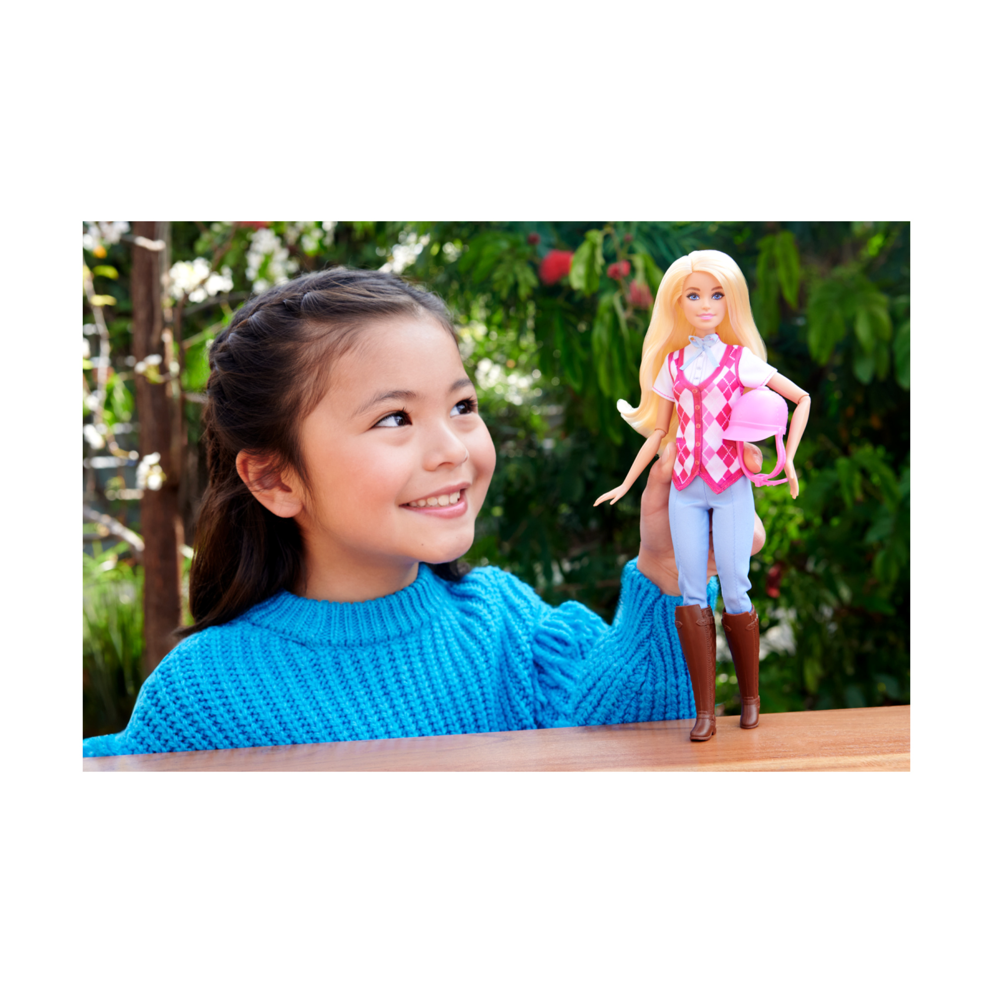 Barbie malibu, bambola bionda con outifit e accessori da equitazione inclusi - Barbie