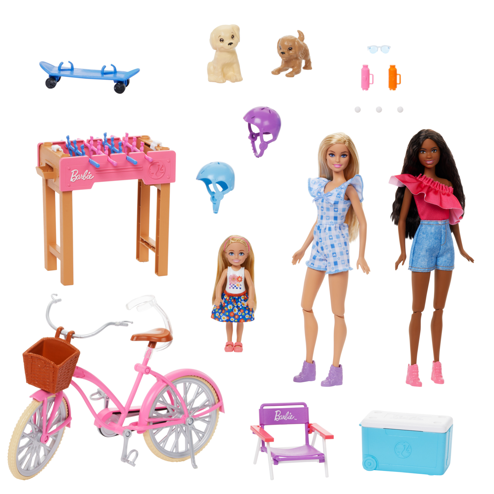 Barbie - divertimento in giardino, set con 3 bambole, 2 cuccioli, bicicletta, skateboard e accessori - Barbie