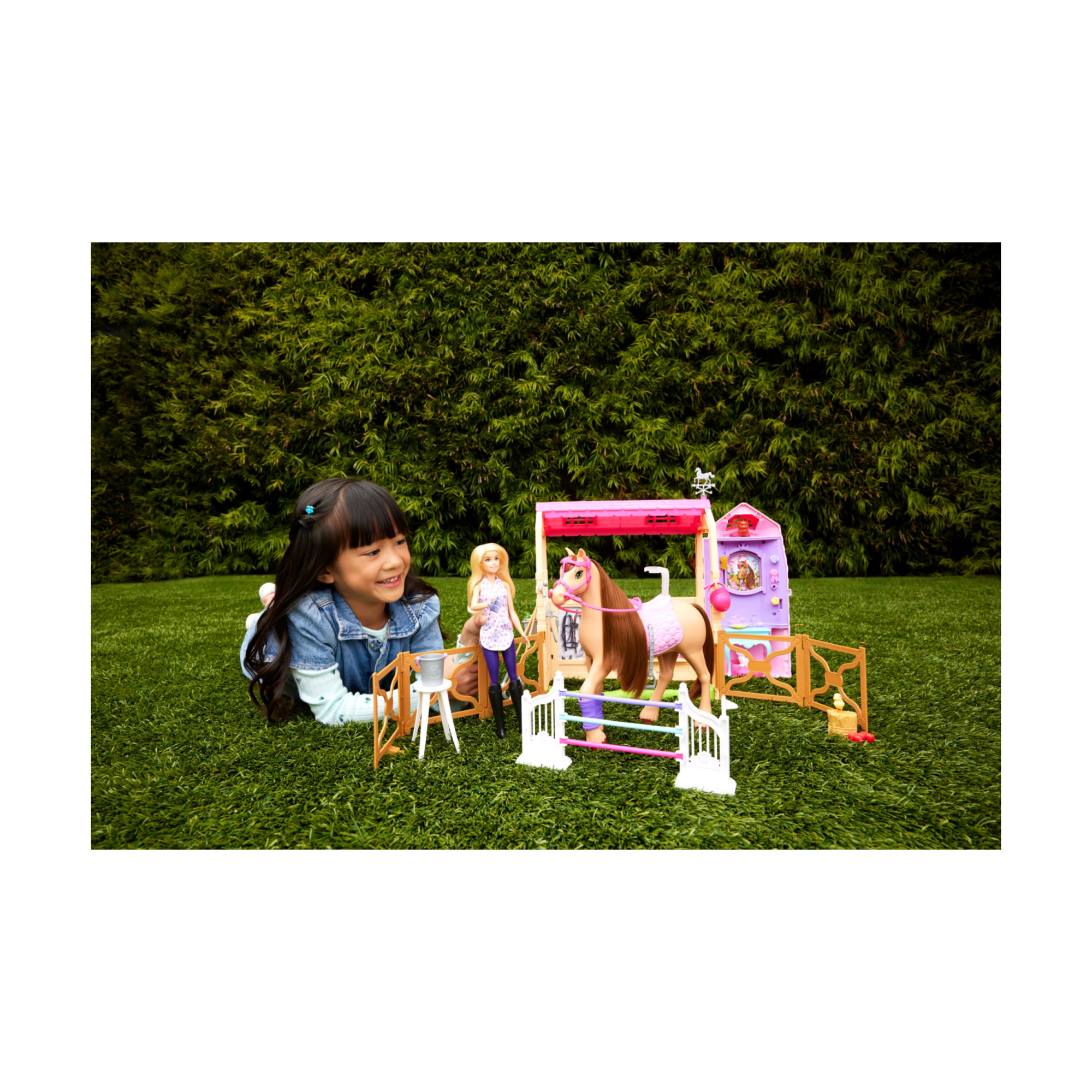 Barbie - playset stalla, con bambola e cavallo, 6 aree di gioco e 25 accessori inclusi - Barbie