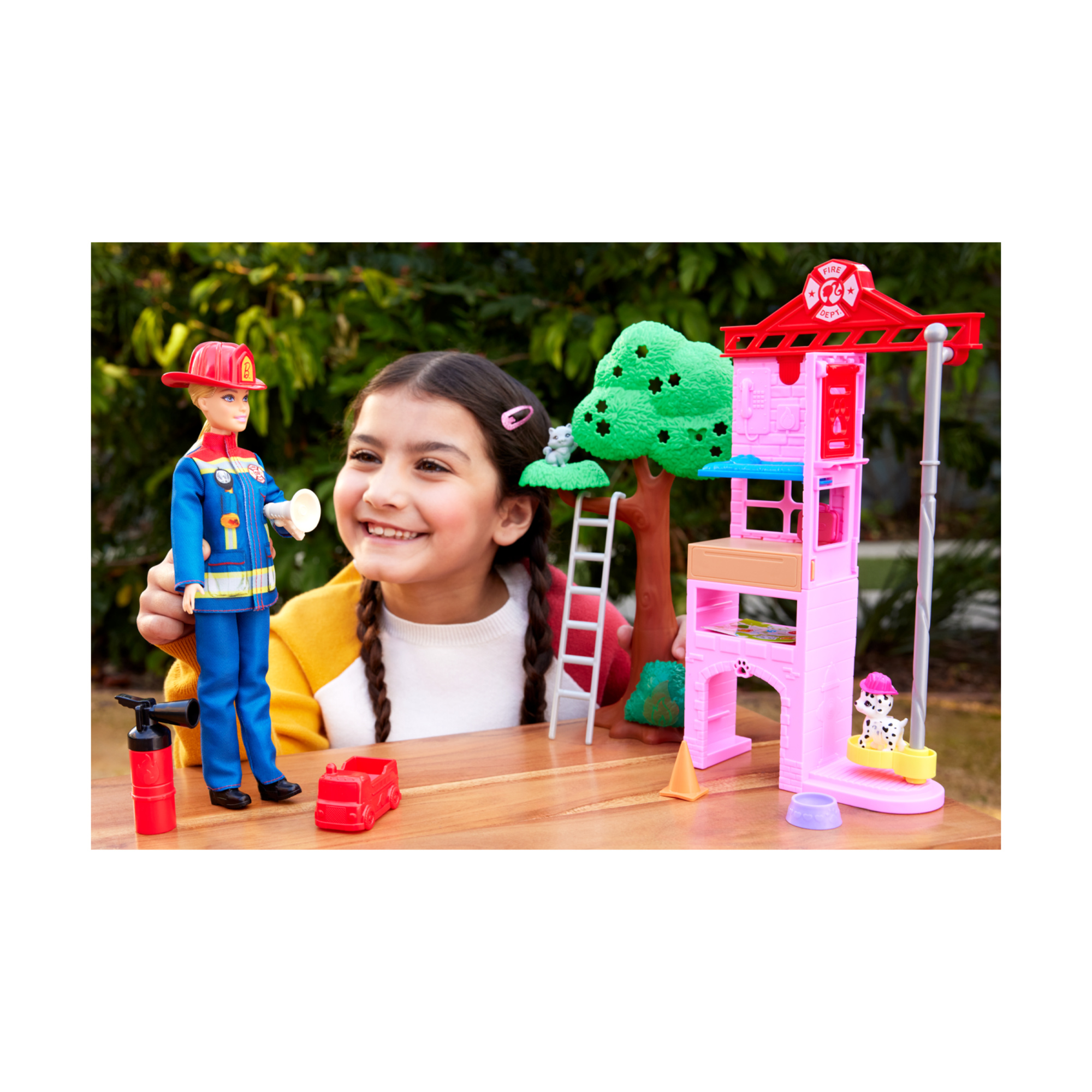 Barbie carriere - vigilessa del fuoco, playset con bambola e caserma dei pompieri, include 2 cuccioli con effetto cambia colore - Barbie