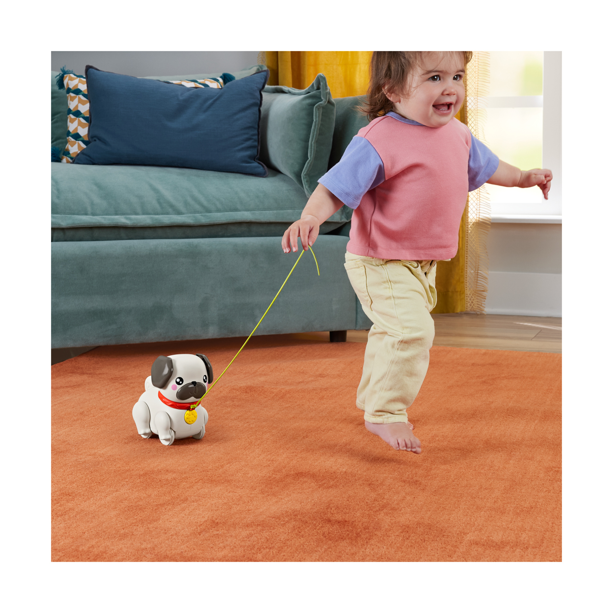 Fisher-price pets - carlino cammina con me, cucciolo trainabile con guinzaglio e suoni, incoraggia a camminare e abbaia con il movimento - 