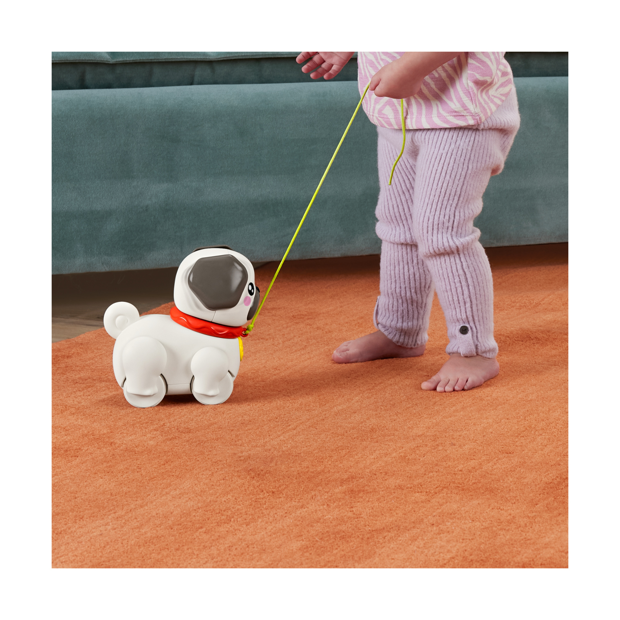 Fisher-price pets - carlino cammina con me, cucciolo trainabile con guinzaglio e suoni, incoraggia a camminare e abbaia con il movimento - 