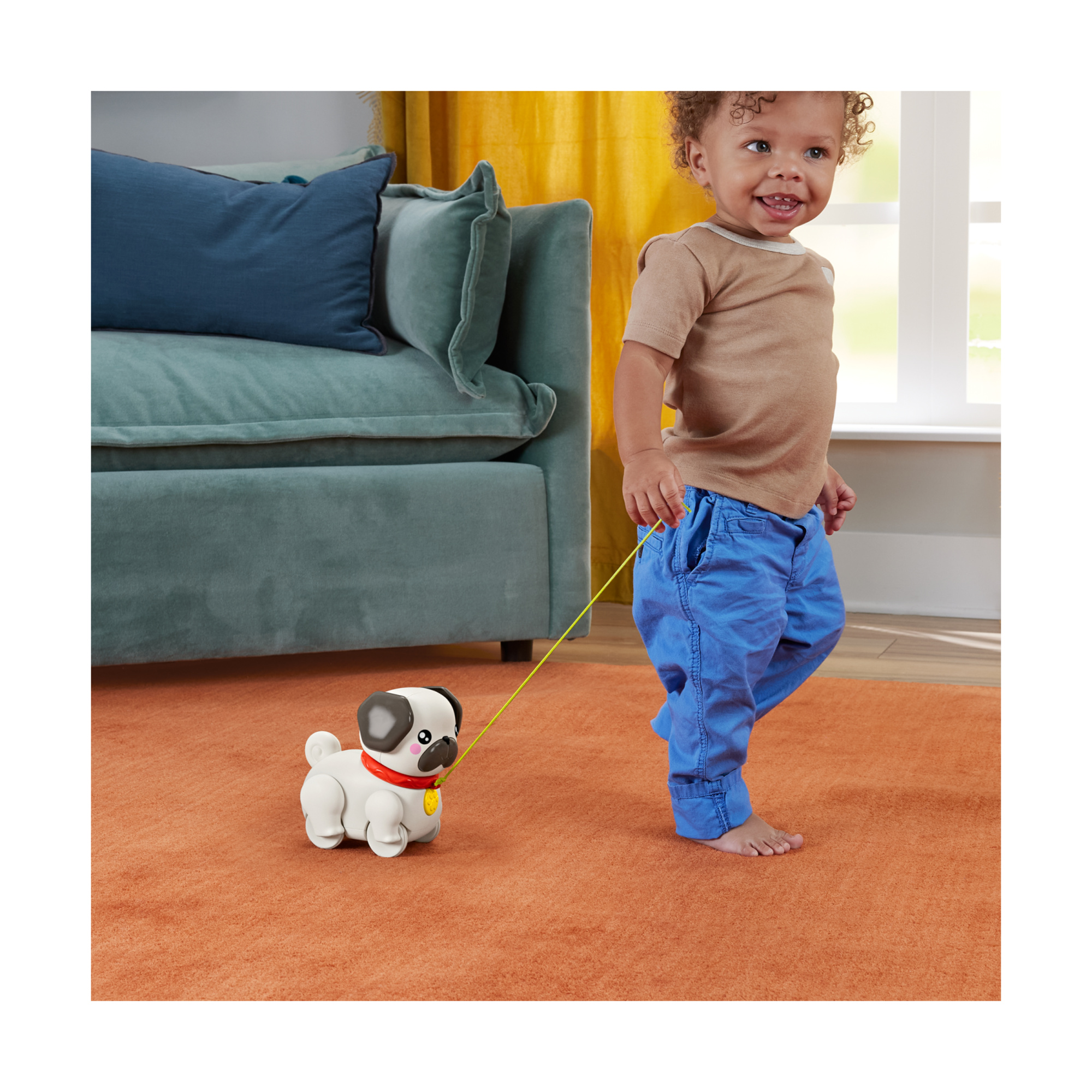 Fisher-price pets - carlino cammina con me, cucciolo trainabile con guinzaglio e suoni, incoraggia a camminare e abbaia con il movimento - 