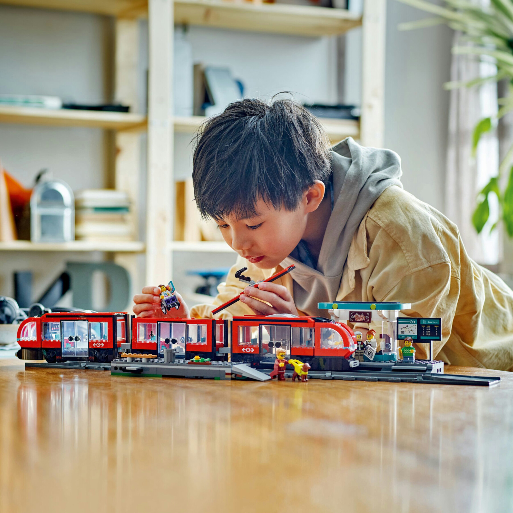 Lego city 60423 tram e fermata del tram, treno giocattolo da costruire con stazione e vagoni ferroviari, giochi per bambini 7+ - LEGO CITY