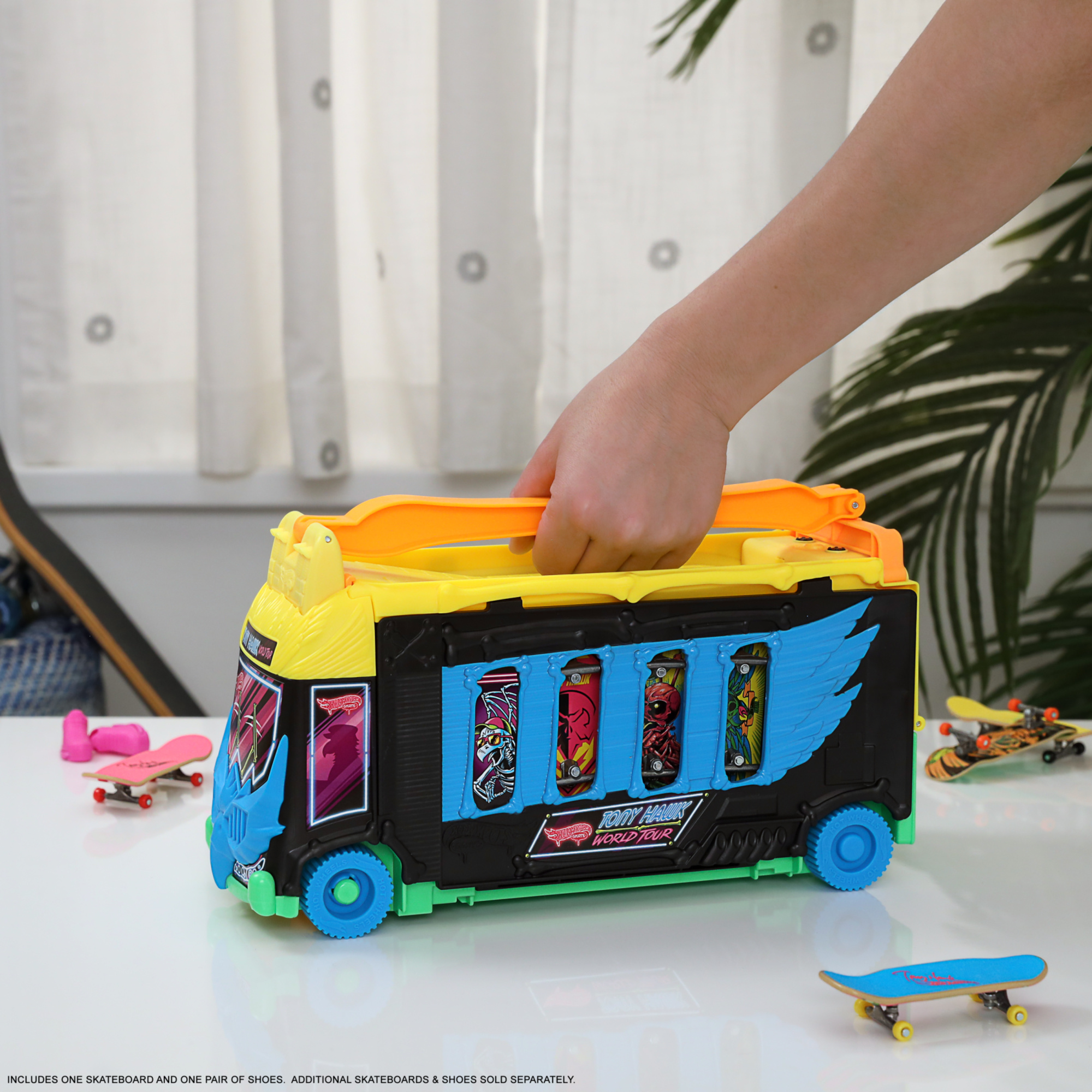 Hot wheels skate - bus trasformabile tony hawk, diventa uno skatepark, fingerboard e scarpine da skate incluse - Hot Wheels