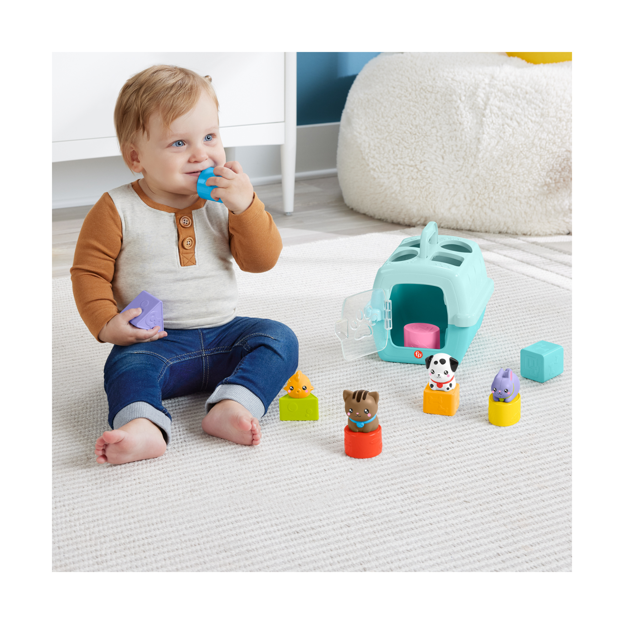 Fisher-price pets - trasportino cercaforme, set attività con 4 blocchi a tema animali e 4 formine per sviluppare le capacità motorie - 