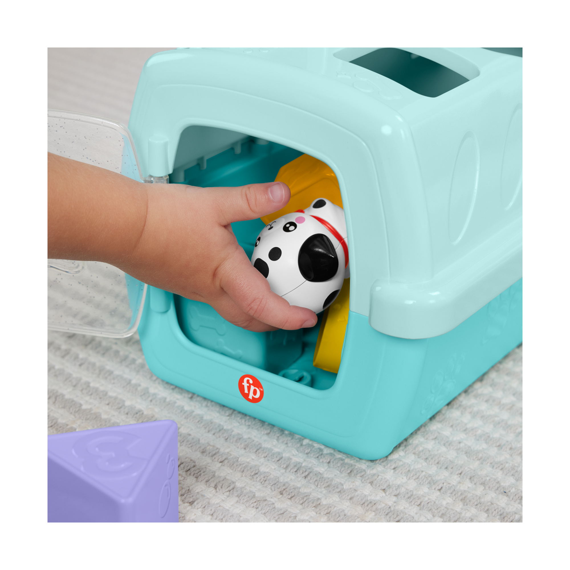 Fisher-price pets - trasportino cercaforme, set attività con 4 blocchi a tema animali e 4 formine per sviluppare le capacità motorie - 