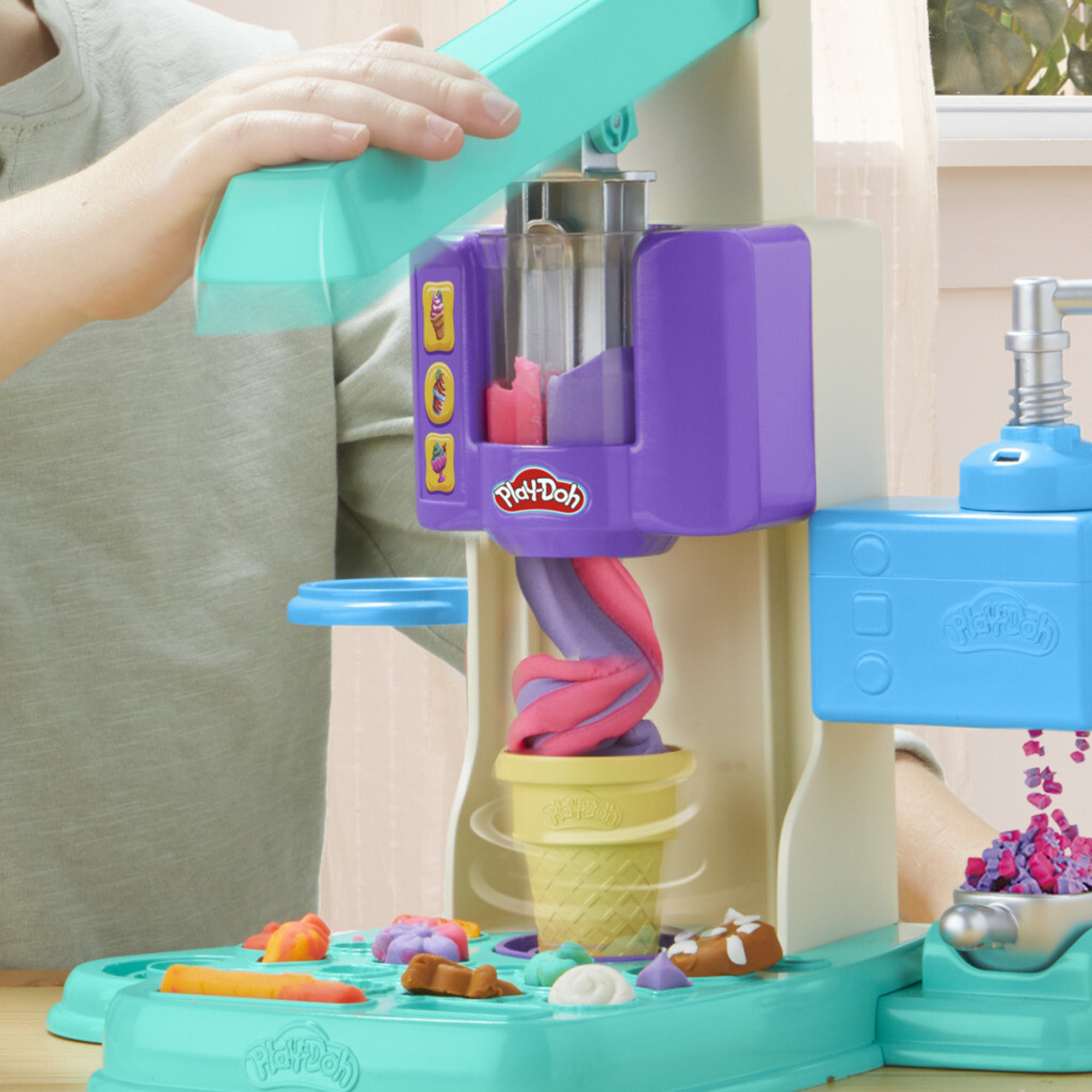 Play-doh - gelateria arcobaleno, playset con accessori e vasetti per creare gelati - PLAY-DOH