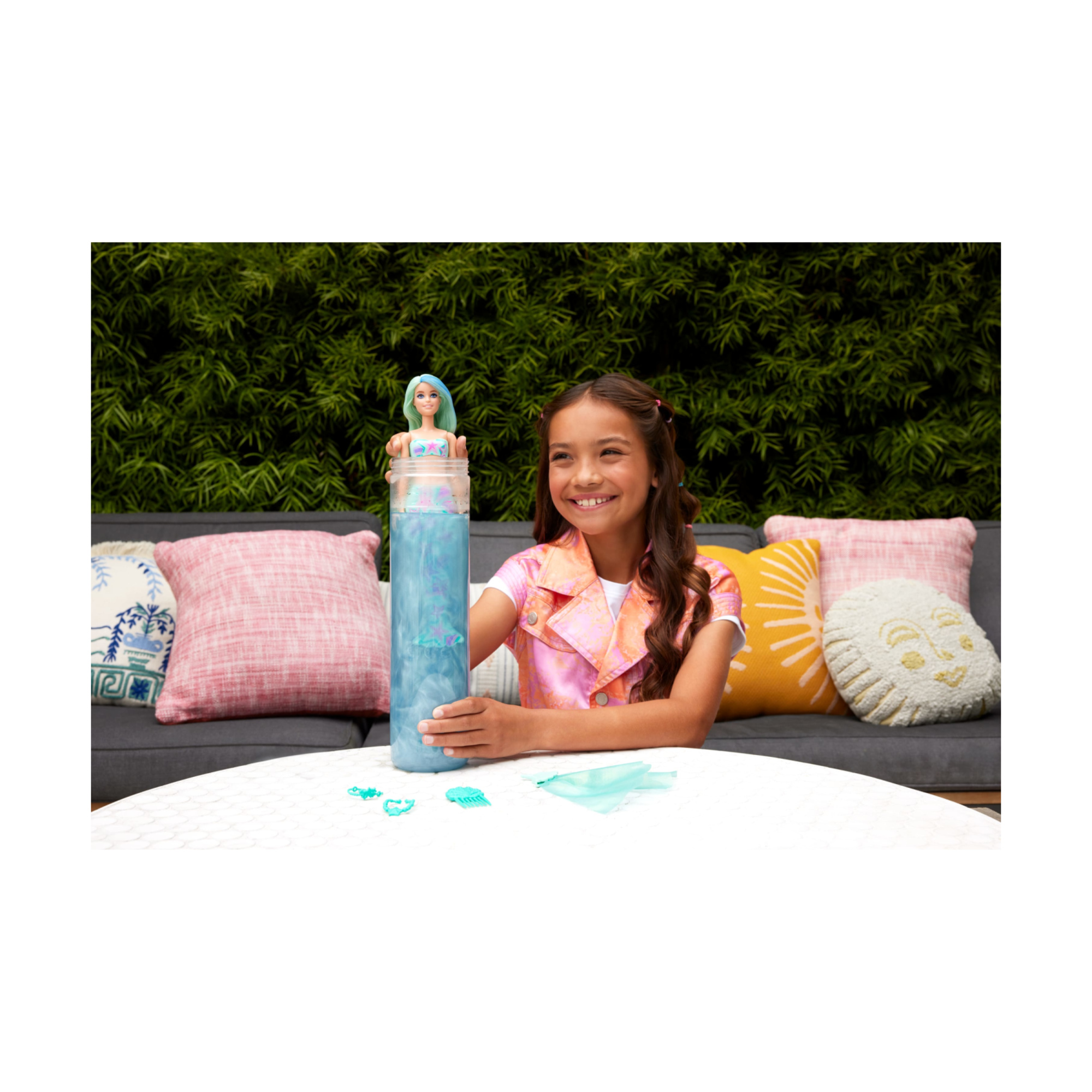 Barbie - color reveal serie sirena, bambola con corpetto cambia colore, 6 accessori a sorpresa - assortita - Barbie