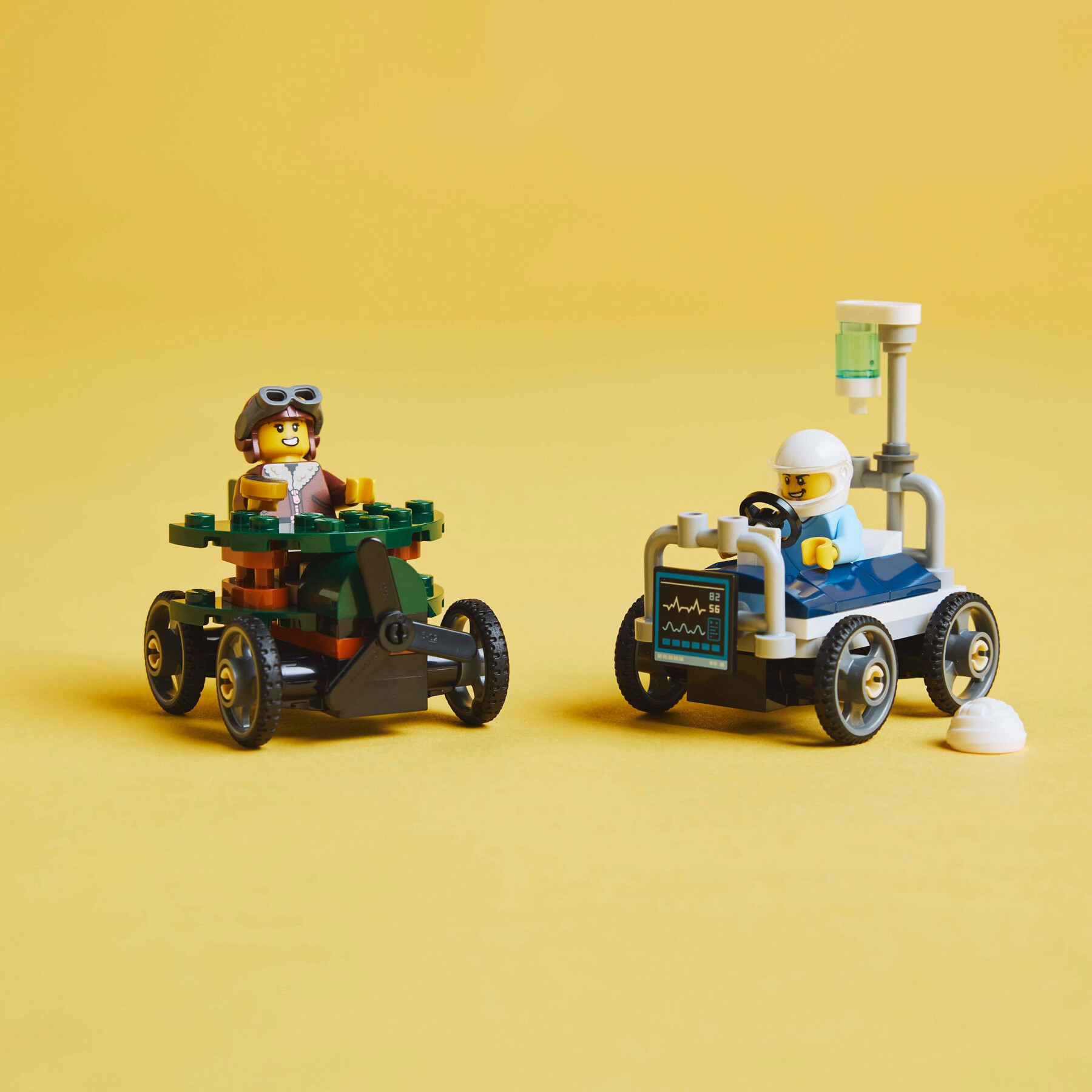 Lego city 60459 pack veicoli da corsa: aereo contro letto d’ospedale, auto giocattolo con 2 minifigure, giochi per bambini 5+ - LEGO CITY