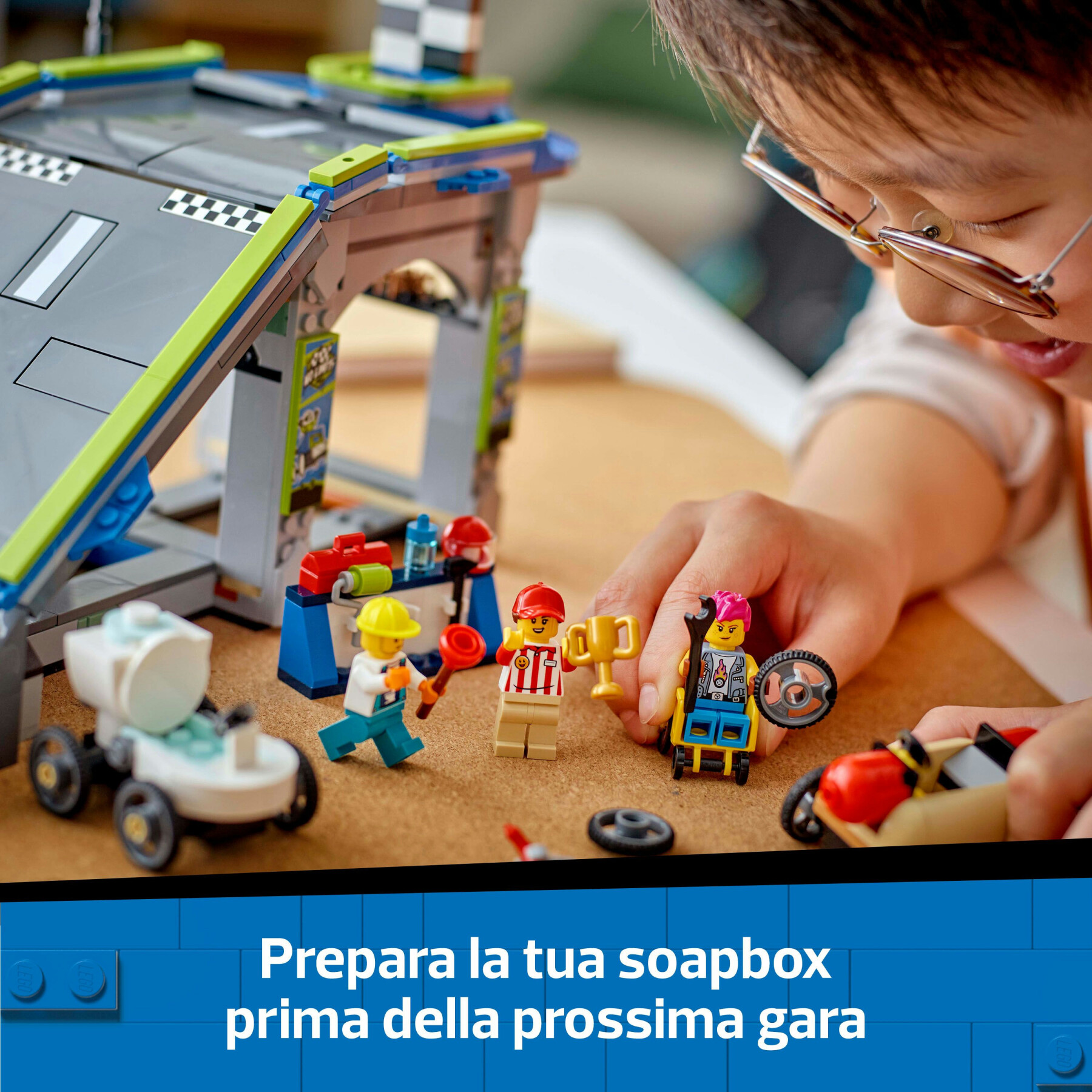 Lego city 60460 nessun limite: gara sulla pista a rampe, giocattolo con 2 modelli di auto e 4 minifigure, giochi bambini 6+ - LEGO CITY