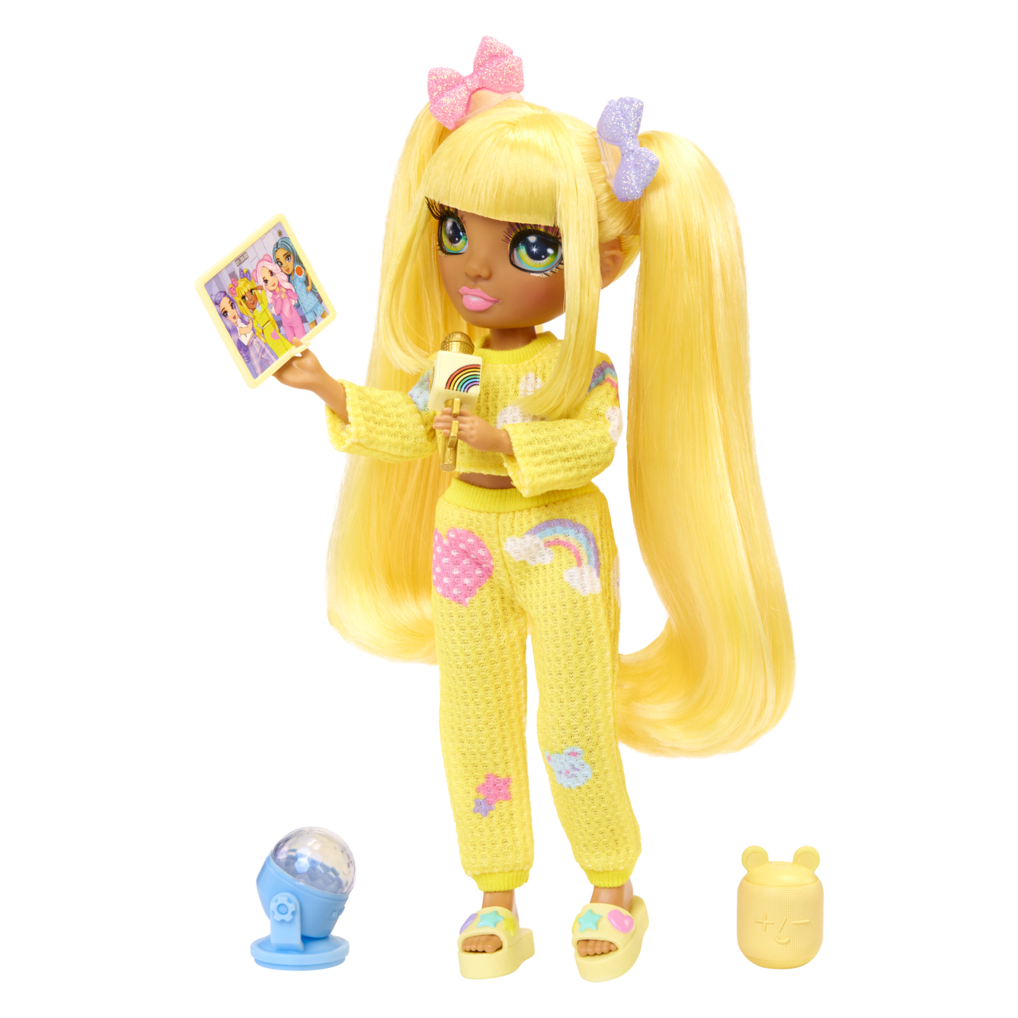Rainbow high junior high pj party - sunny madison - bambola snodata da 22 cm con morbida tutina, pantofole e accessori da gioco - Rainbow High