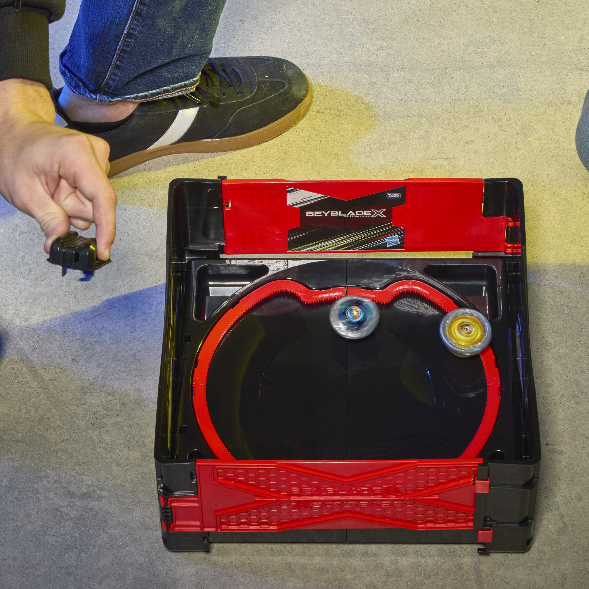 Beyblade x con l'arena clash and carry, ghiera x-celerator e trottole personalizzabili - BEYBLADE